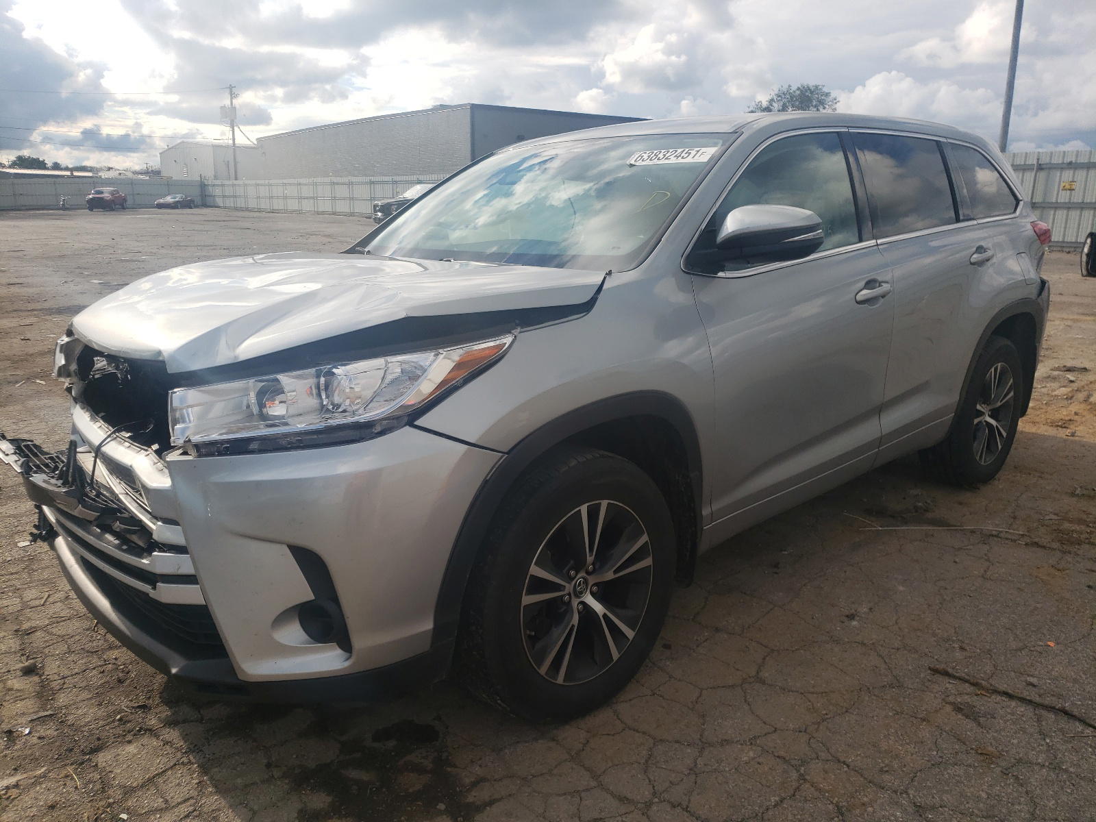 Photo 2 from auction – 2017 TOYOTA HIGHLANDER with VIN 5TDBZRFH5HS427814