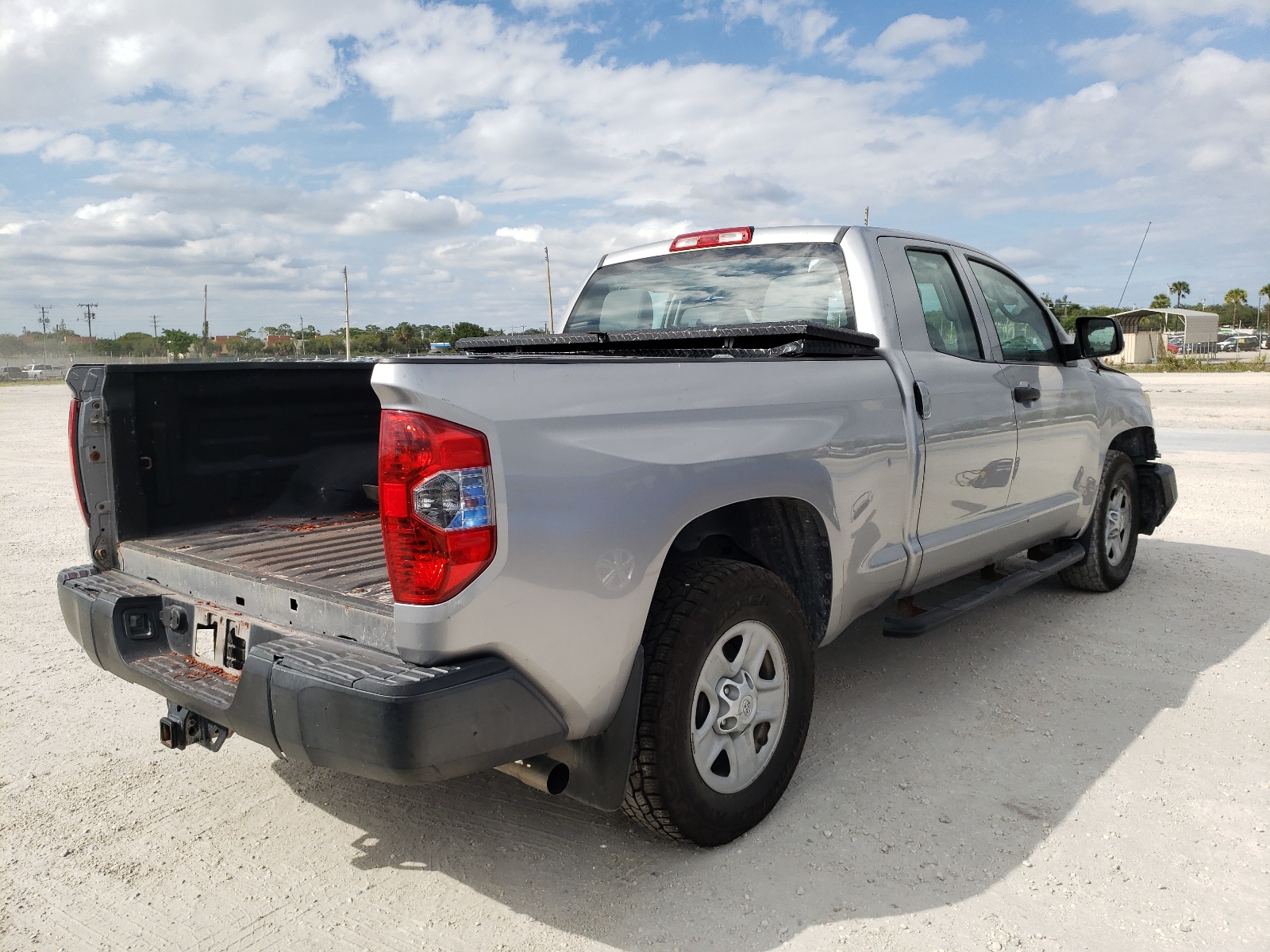 Photo 4 from auction – 2015 TOYOTA TUNDRA DOU with VIN 5TFRM5F11FX082829