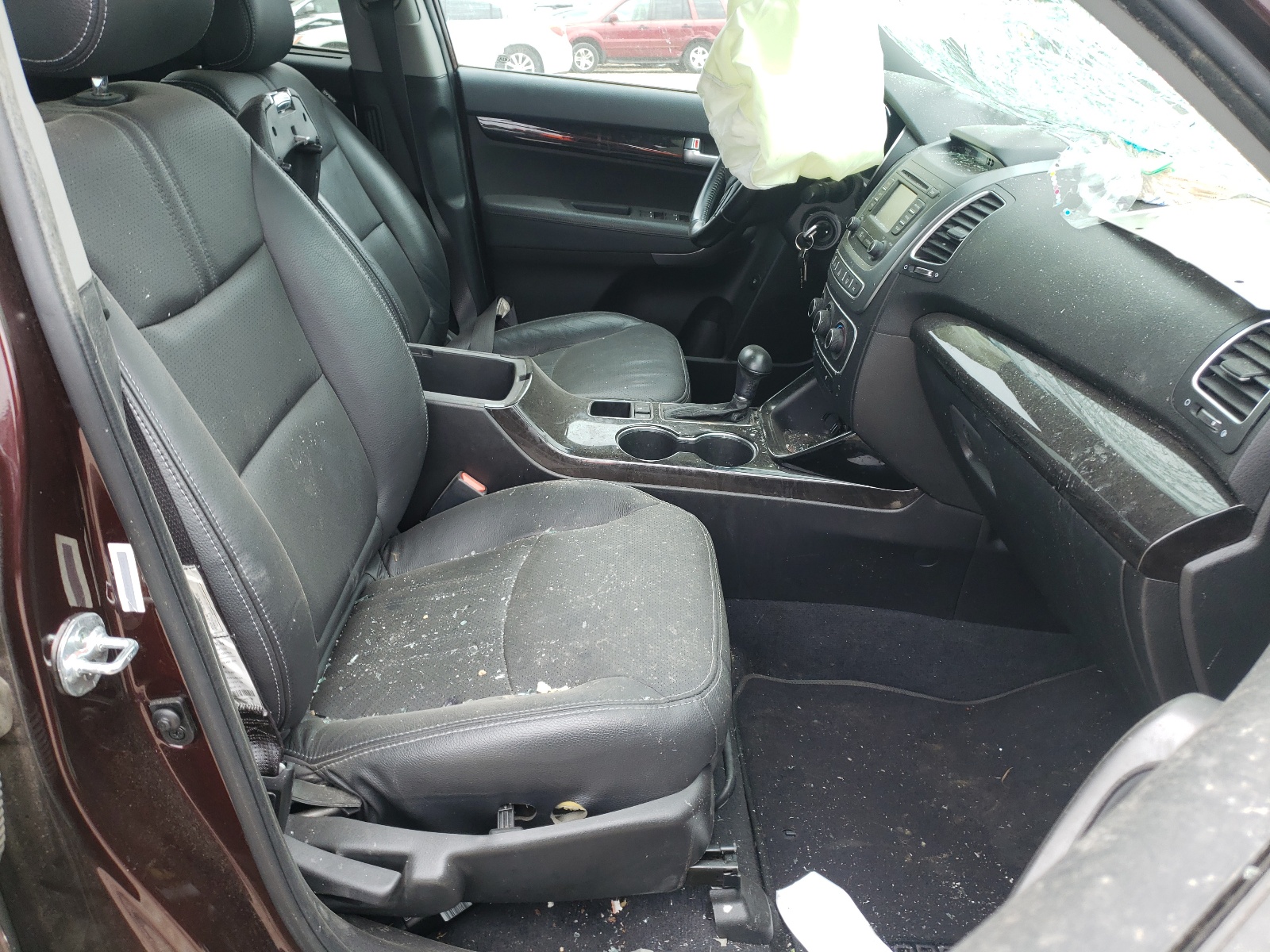 Photo 5 from auction – 2015 KIA SORENTO LX with VIN 5XYKT3A66FG627552