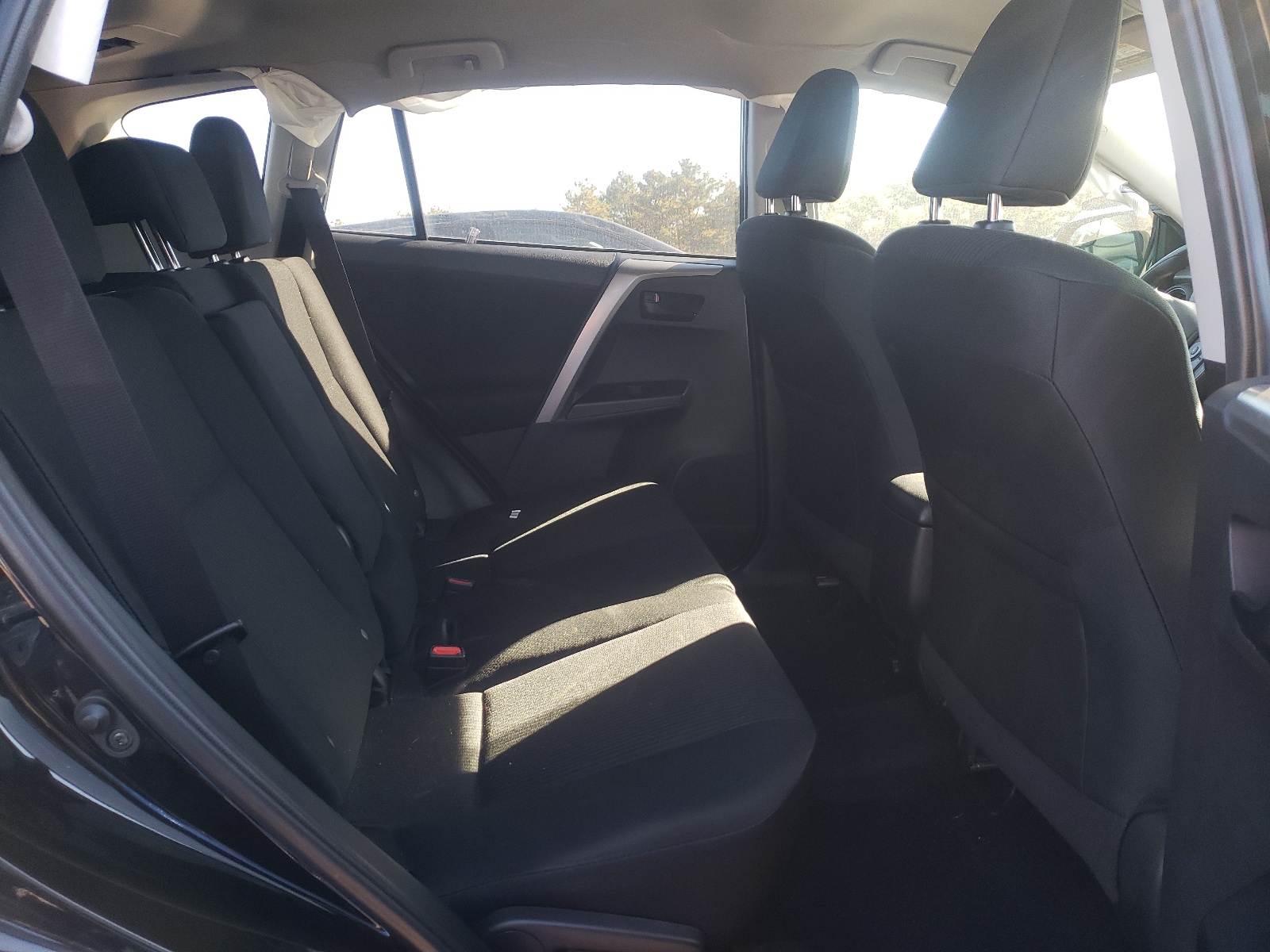 Photo 6 from auction – 2018 TOYOTA RAV4 LE with VIN 2T3BFREVXJW744248