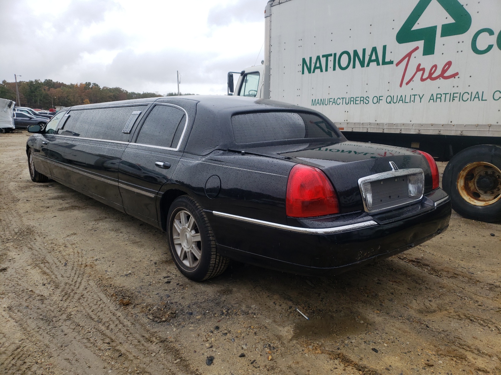 Zdjęcie 3 z aukcji – 2008 LINCOLN TOWN CAR E z VIN 2L1FM88W08X649782