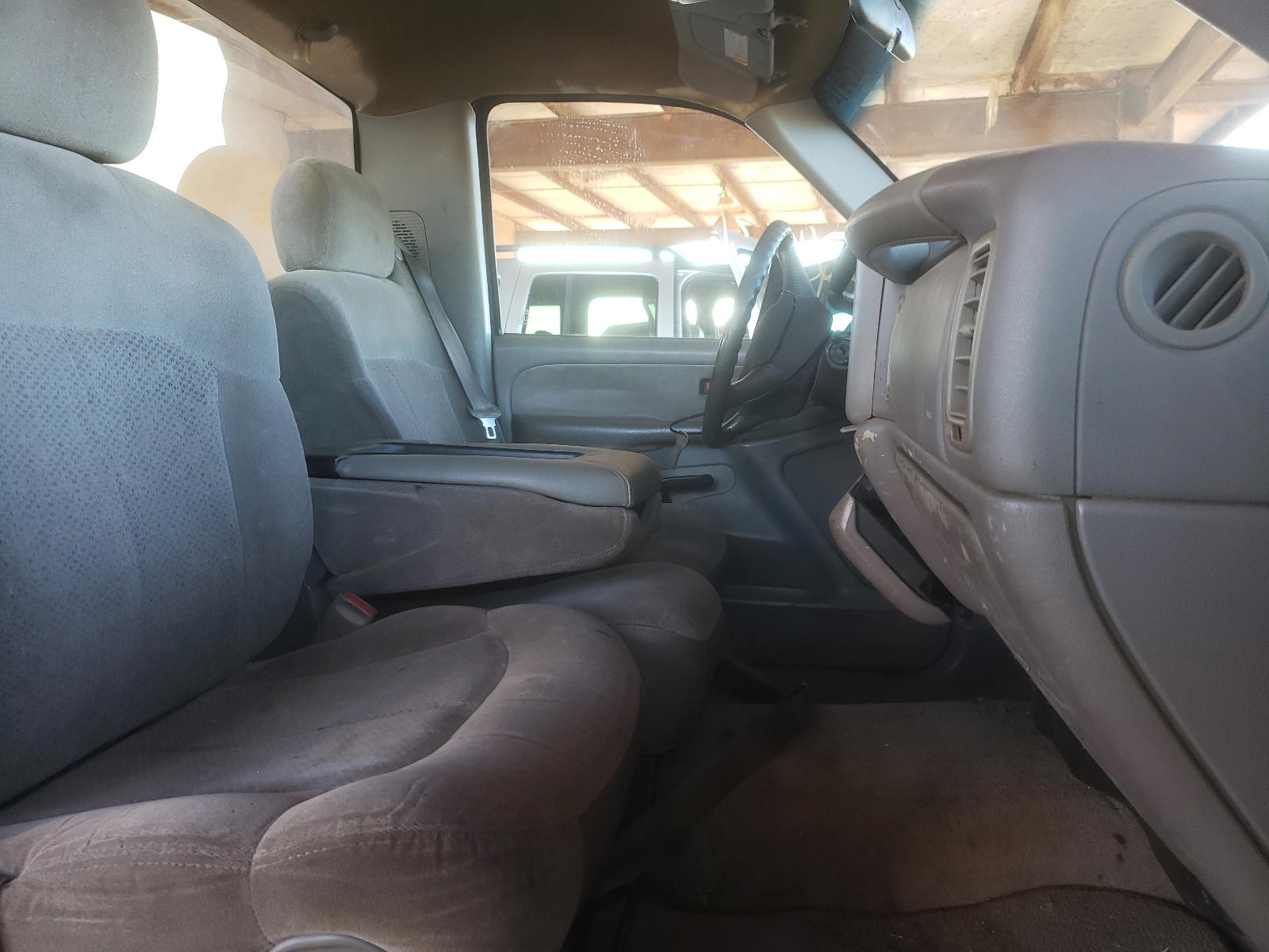 Photo 5 from auction – 2000 CHEVROLET SILVERADO with VIN 1GCEC14V2YE301294