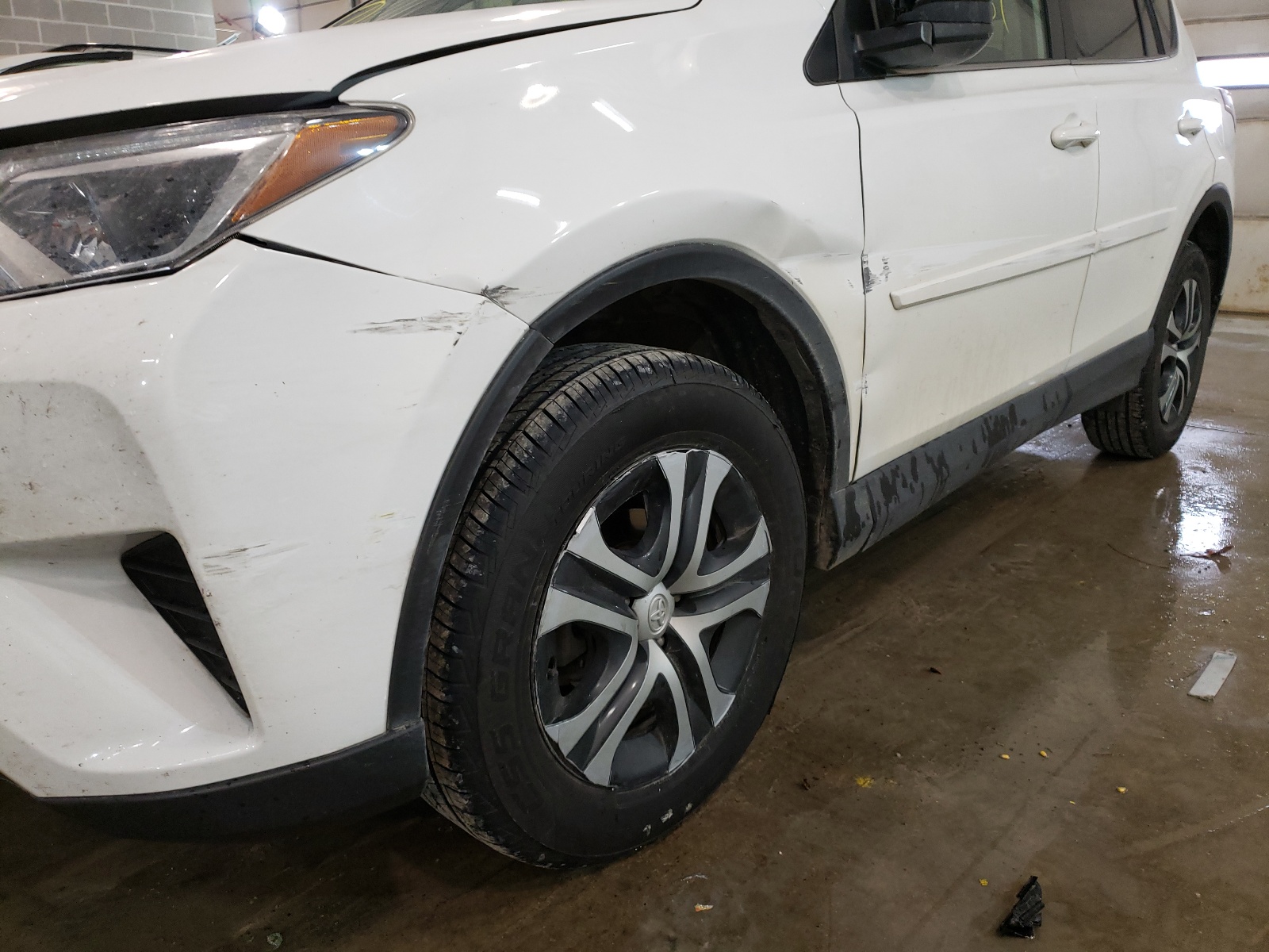 Photo 9 from auction – 2018 TOYOTA RAV4 LE with VIN JTMBFREV3JJ740539