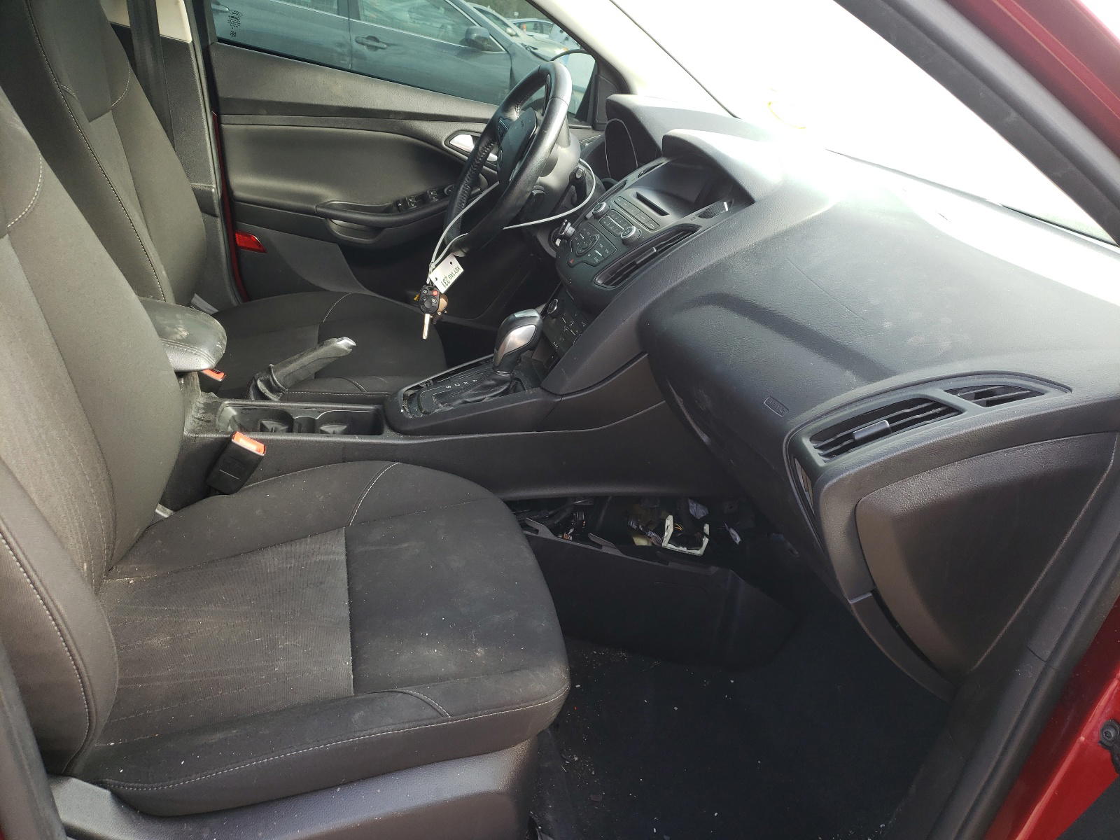 Photo 5 from auction – 2015 FORD FOCUS SE with VIN 1FADP3K2XFL306777