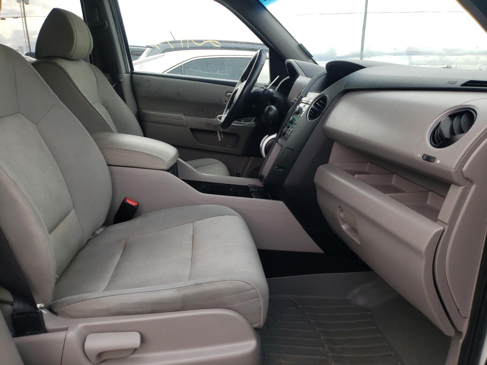Photo 5 from auction – 2011 HONDA PILOT LX with VIN 5FNYF3H21BB033652