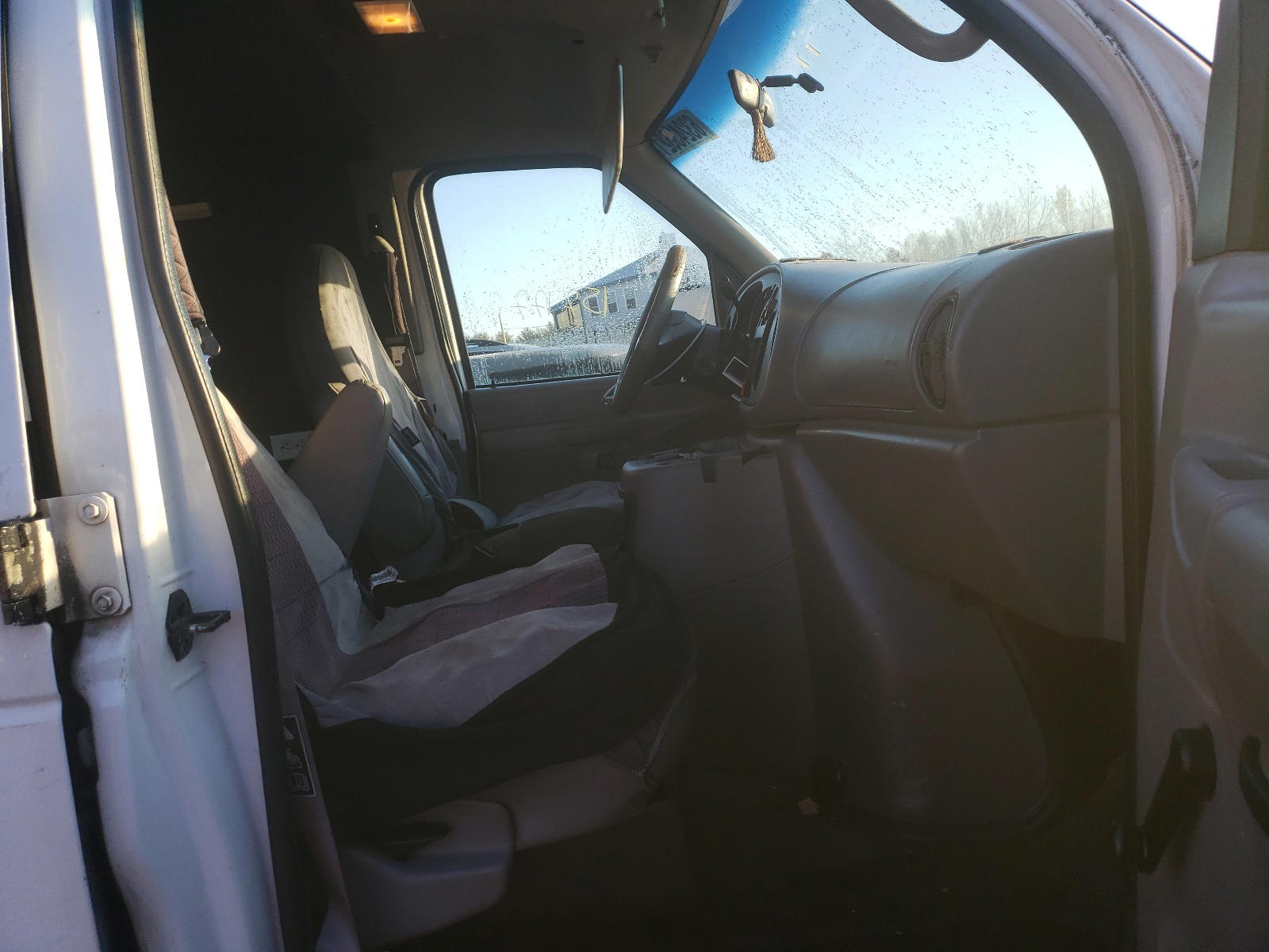 Photo 5 from auction – 2002 FORD ECONOLINE with VIN 1FTRE14232HA77511