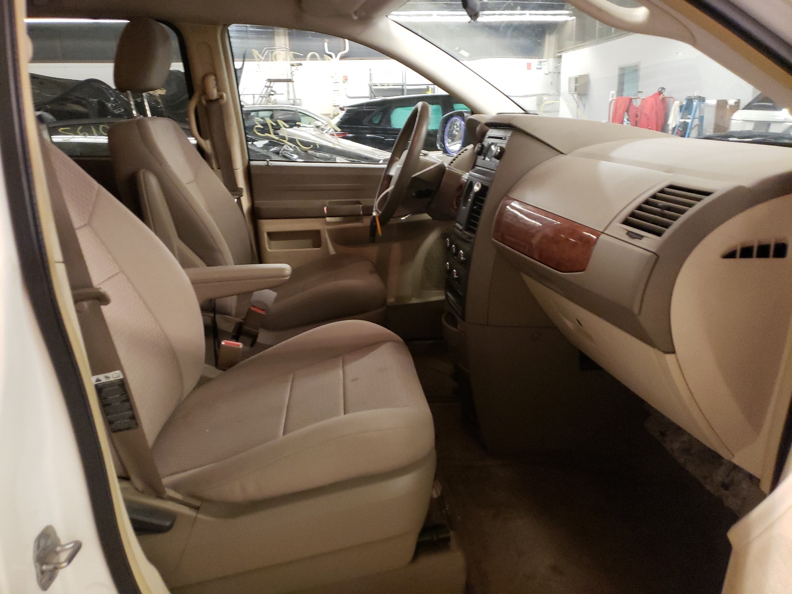Photo 5 from auction – 2008 CHRYSLER TOWN AND C with VIN 2A8HR44H78R842005