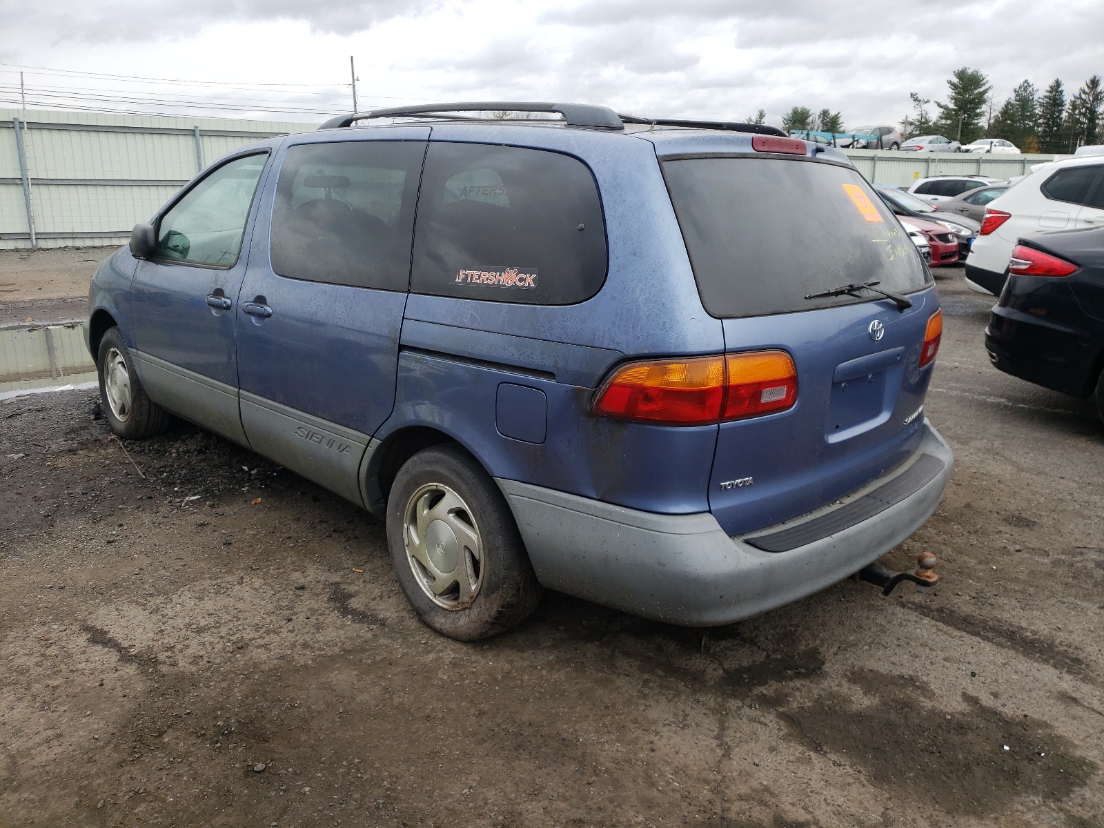 Photo 3 from auction – 2000 TOYOTA SIENNA with VIN 4T3ZF13C6YU245104