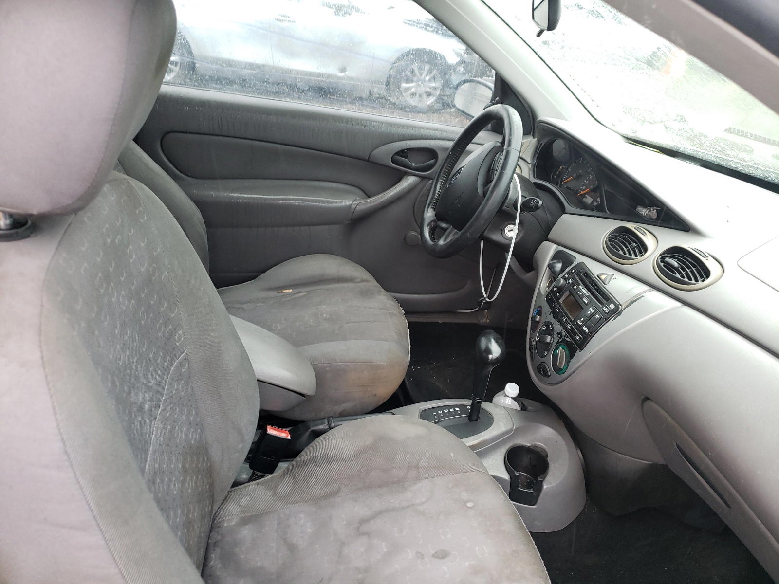 Photo 5 from auction – 2004 FORD FOCUS LX with VIN 3FAFP313X4R117807