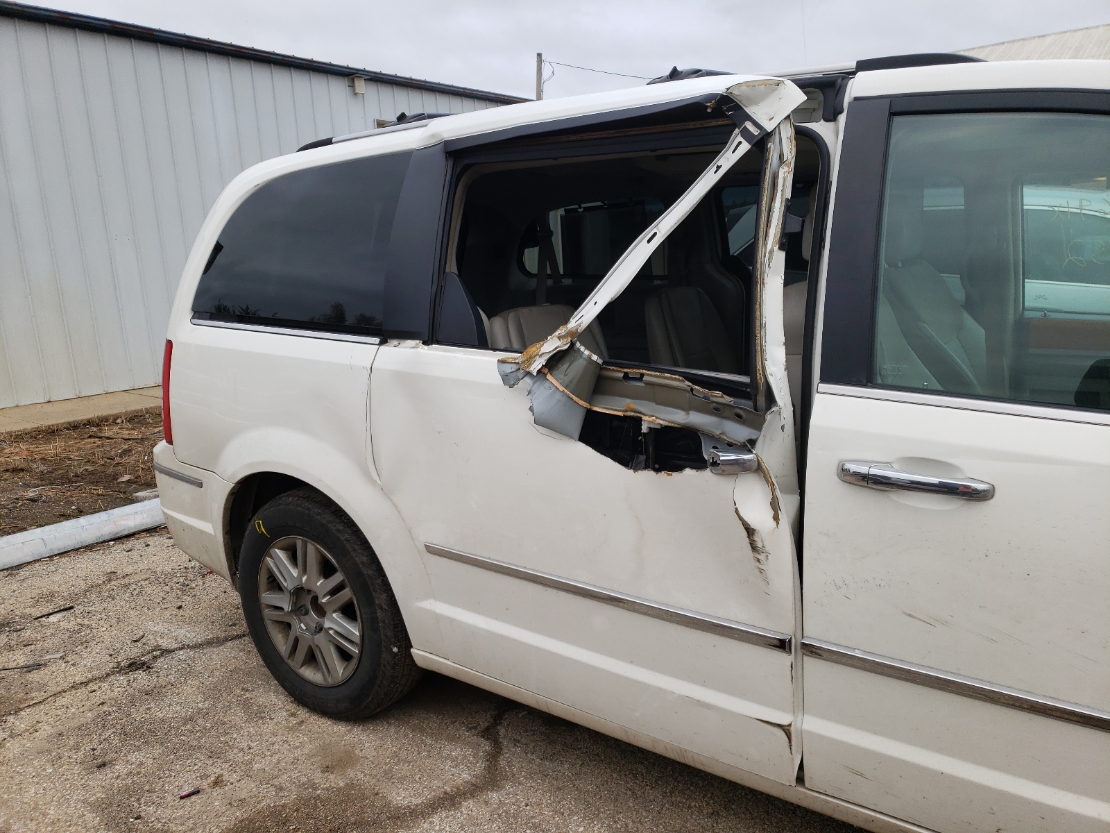 Photo 9 from auction – 2010 CHRYSLER TOWN & COU with VIN 2A4RR7DX4AR448398