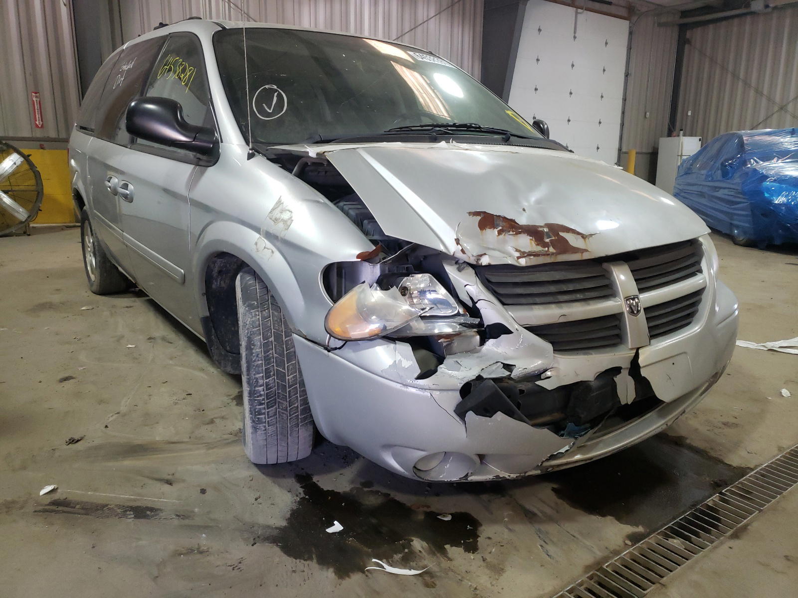 DODGE GRAND CARA 2005 with VIN 2D4GP44L65R302852 - Photo from auction