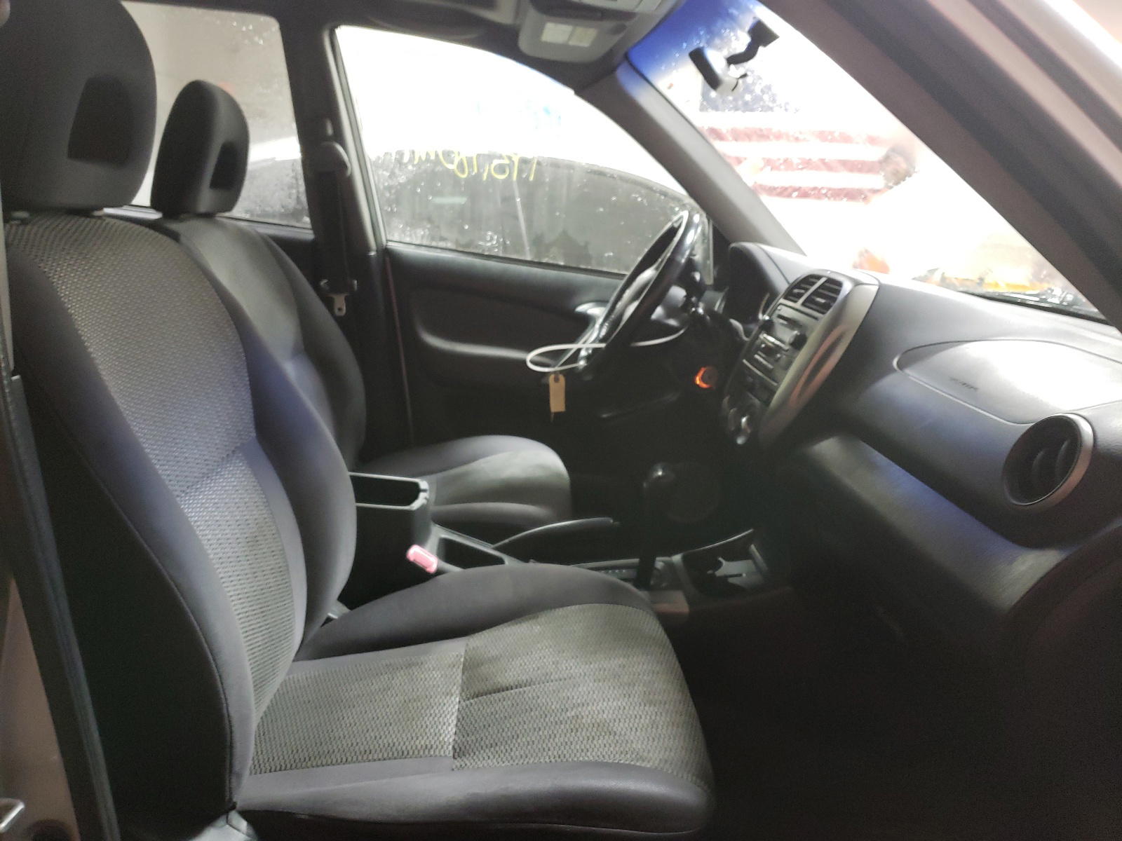 Photo 5 from auction – 2004 TOYOTA RAV4 with VIN JTEGD20V240008855