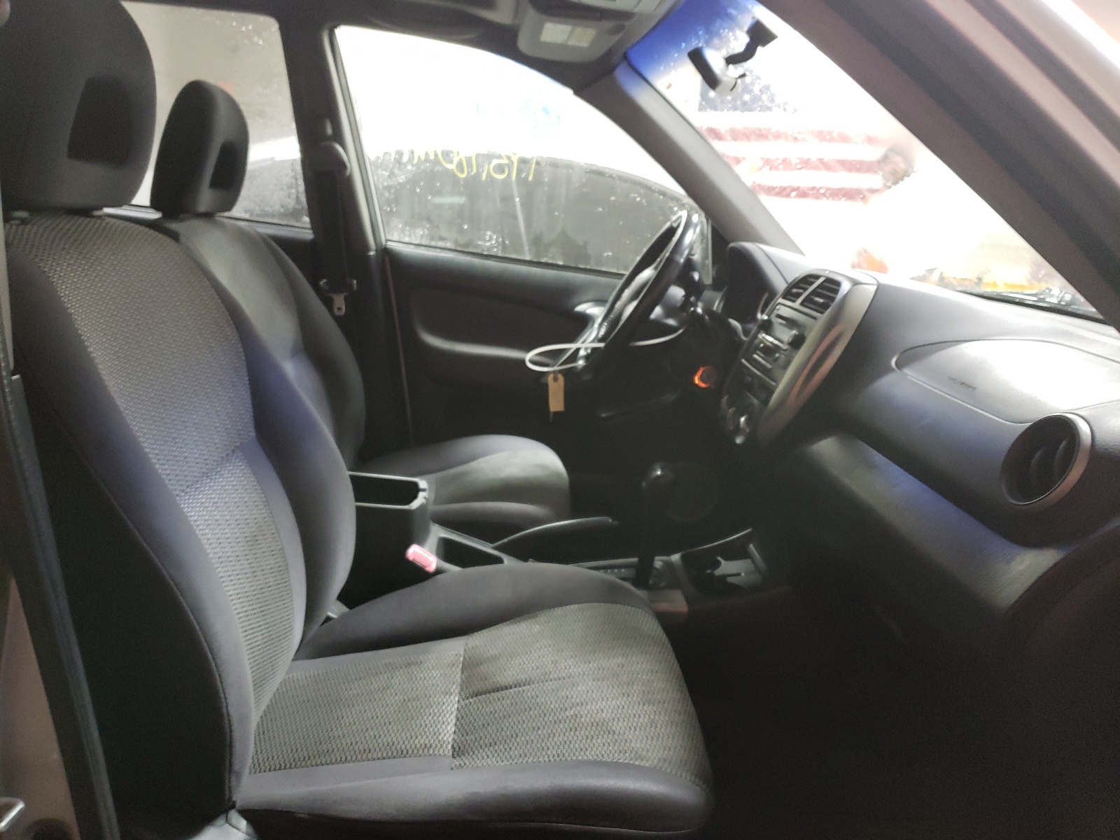 Zdjęcie 5 z aukcji – 2004 TOYOTA RAV4 z VIN JTEGD20V240008855