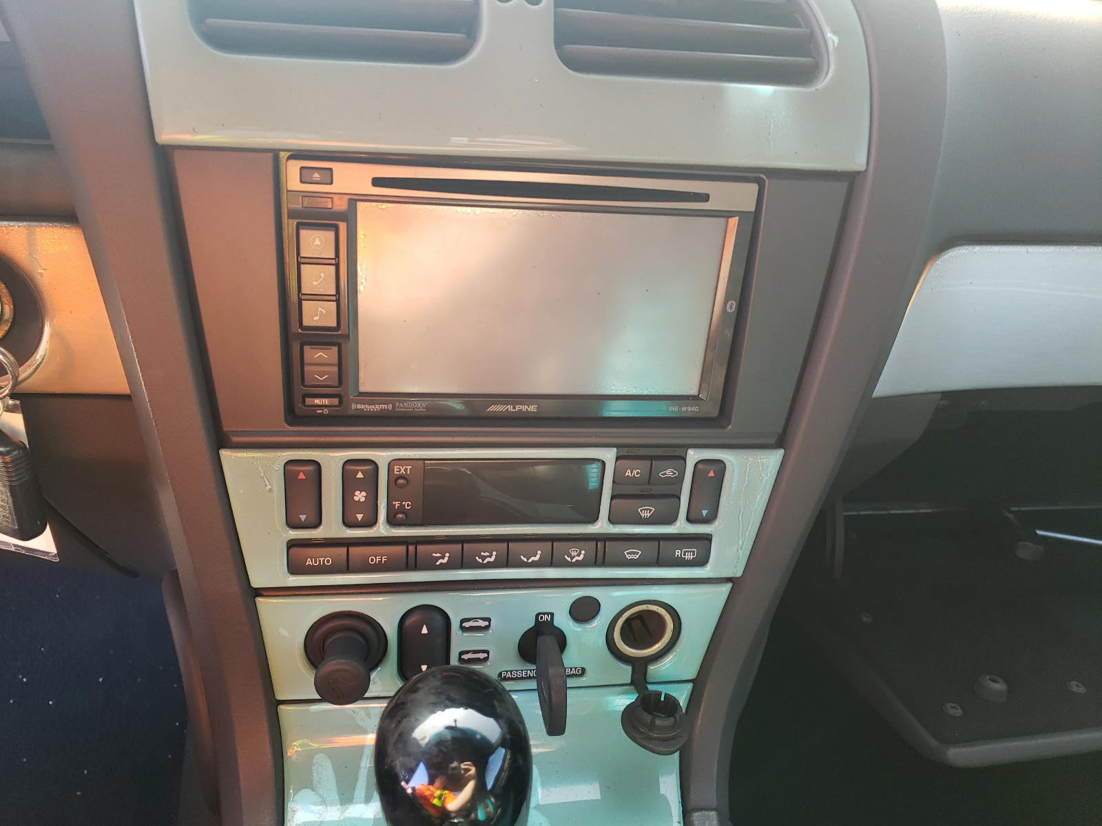 Photo 9 from auction – 2002 FORD THUNDERBIR with VIN 1FAHP60A42Y130691