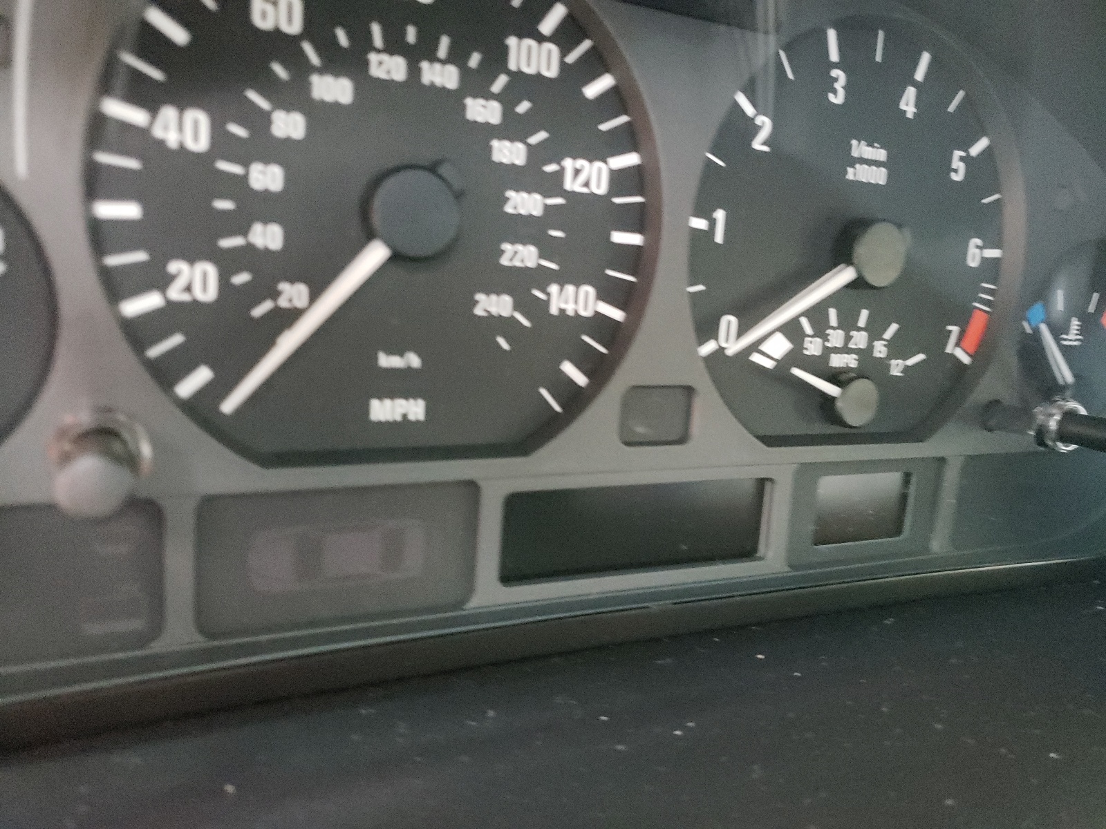 Photo 8 from auction – 2005 BMW 325 I with VIN WBAEV33475KX11937