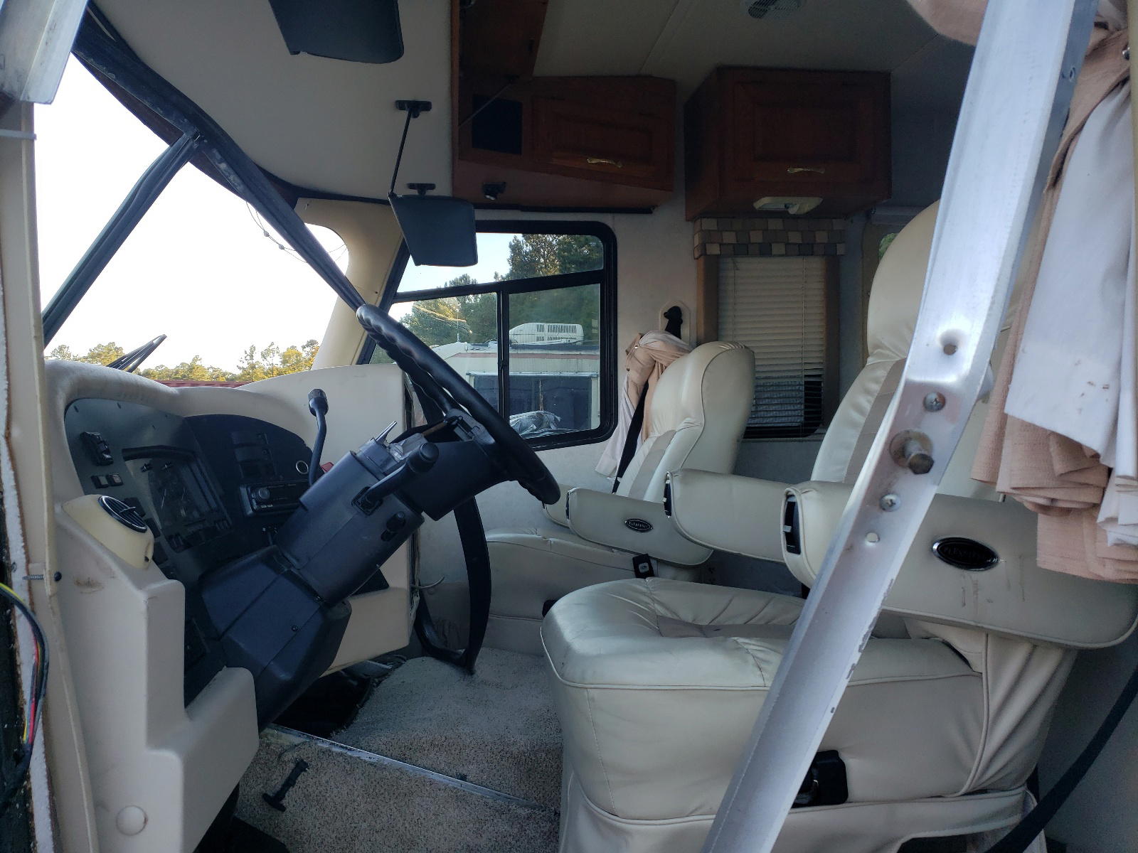 Photo 5 from auction – 1998 HOLI MOTORHOME with VIN 3FCMF53G2VJA24960
