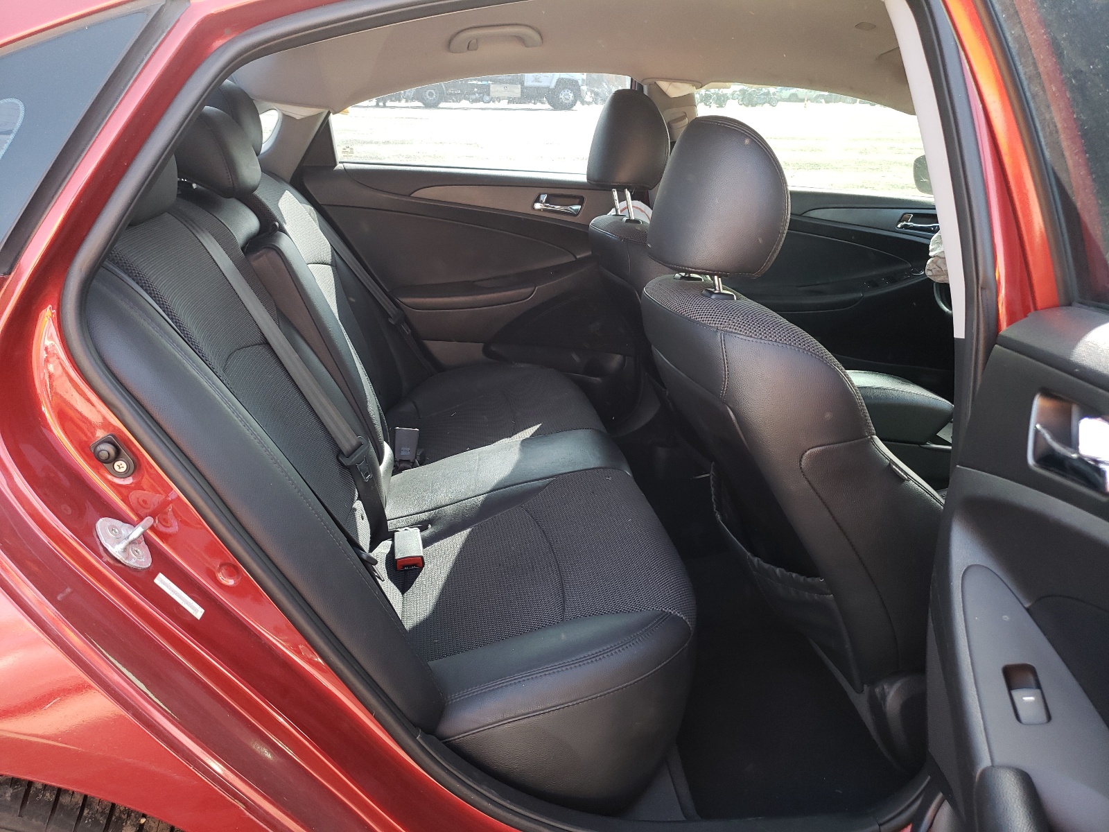 Photo 6 from auction – 2011 HYUNDAI SONATA SE with VIN 5NPEC4ABXBH207554