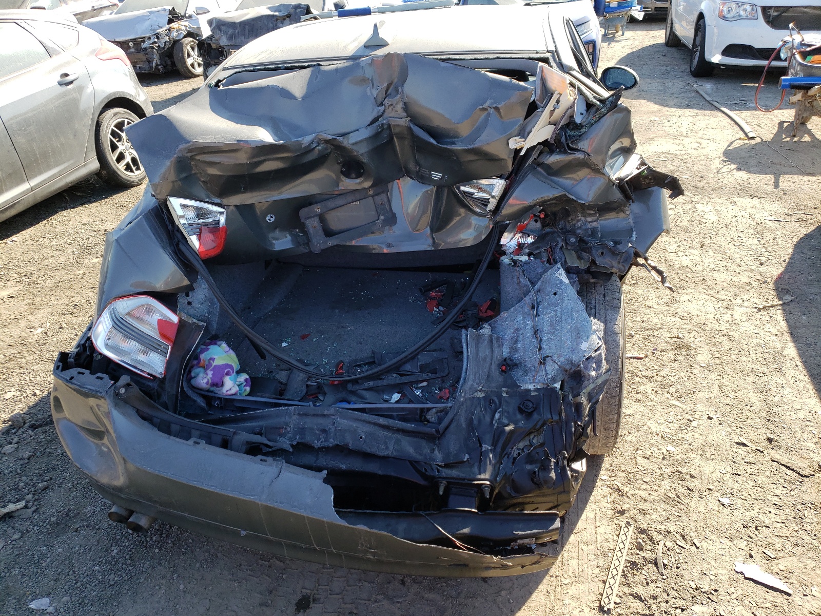 Photo 9 from auction – 2006 BMW 325 I with VIN WBAVB13586KX67618