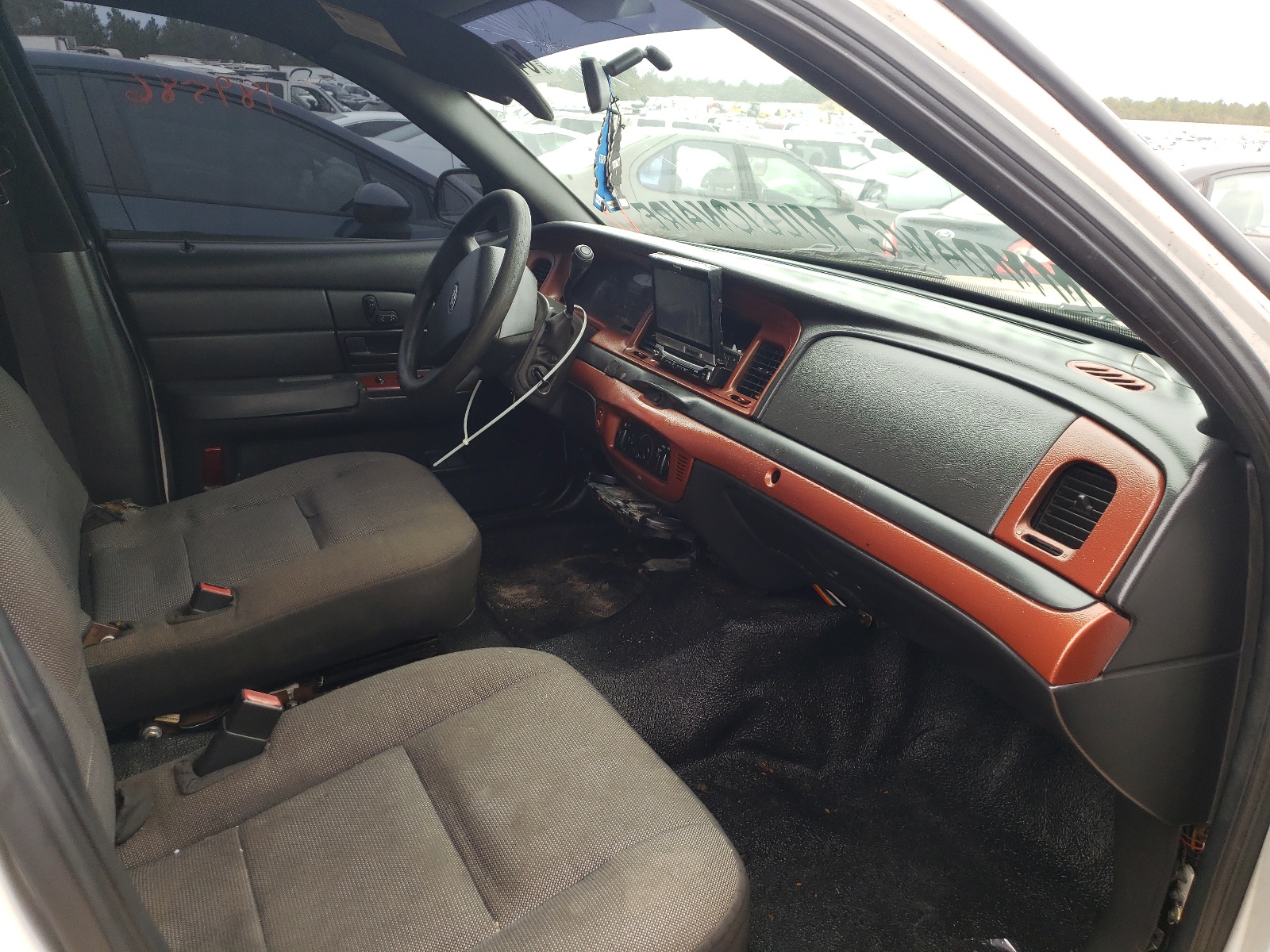 Photo 5 from auction – 2006 FORD CROWN VICT with VIN 2FAFP71W46X165972