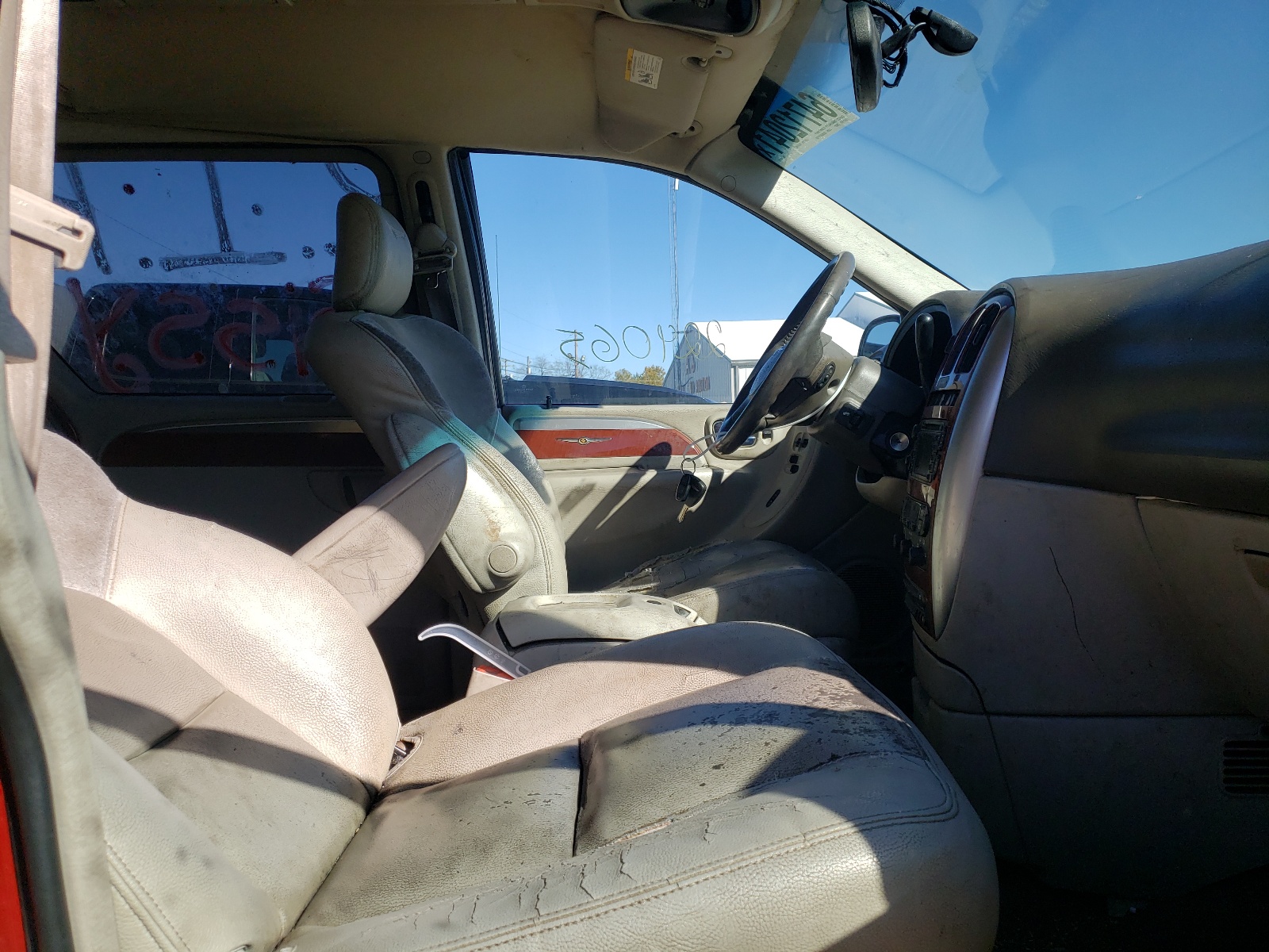 Photo 5 from auction – 2005 CHRYSLER TOWN & COU with VIN 2C8GP64L35R481973