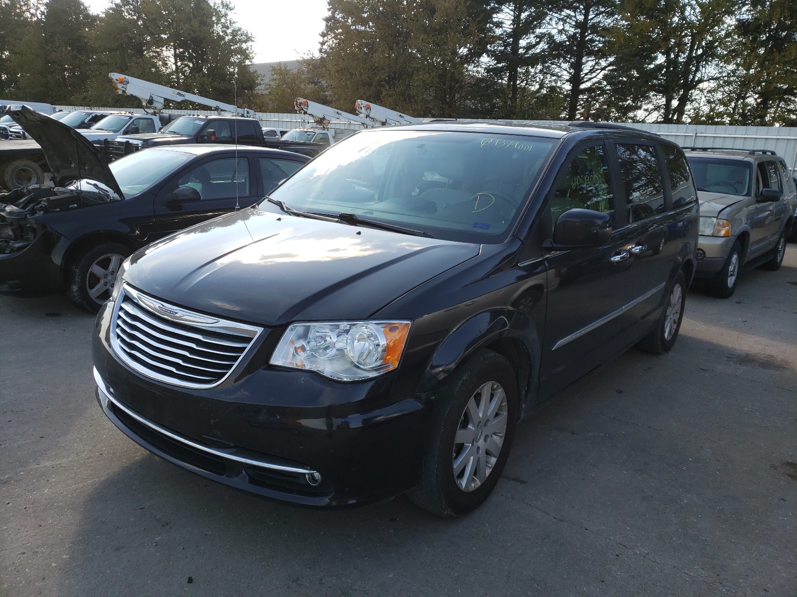 Photo 2 from auction – 2015 CHRYSLER TOWN AND C with VIN 2C4RC1BG3FR665214