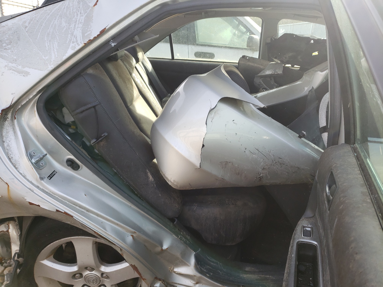 Photo 6 from auction – 2004 TOYOTA 1 TON with VIN 4T1BE32K34U860088