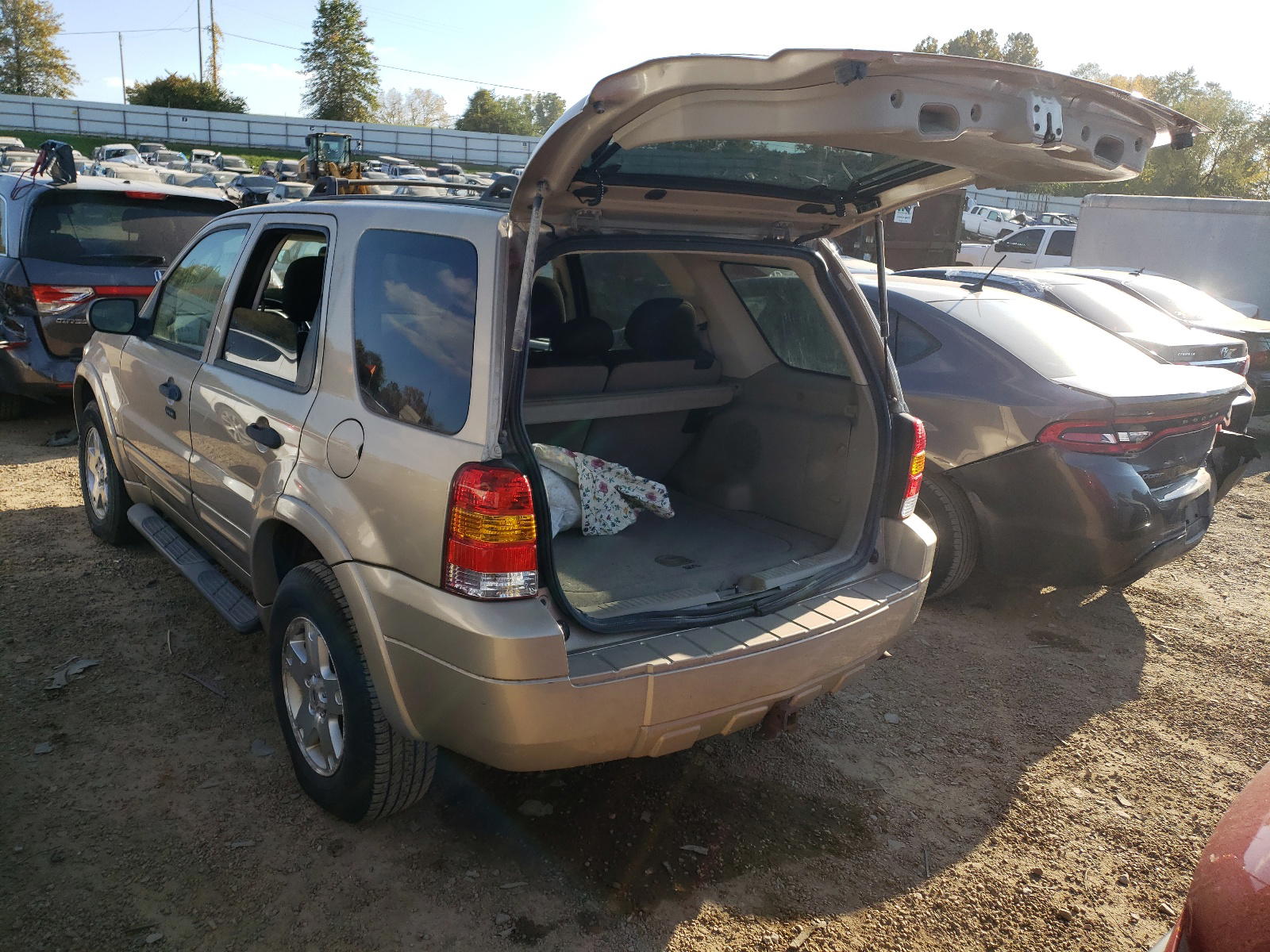 Photo 3 from auction – 2007 FORD ESCAPE with VIN 1FMCU93107KB68242