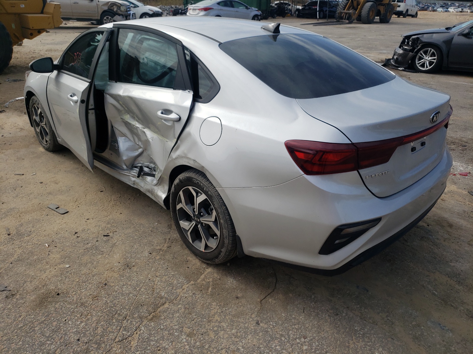 Photo 3 from auction – 2021 KIA FORTE FE with VIN 3KPF24AD1ME376734