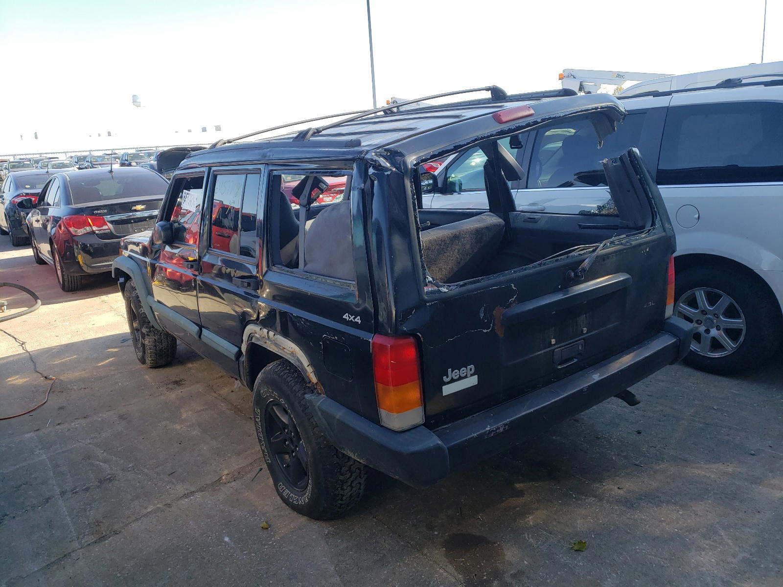 Photo 3 from auction – 1998 JEEP CHEROKEE with VIN 1J4FJ68S6WL203556