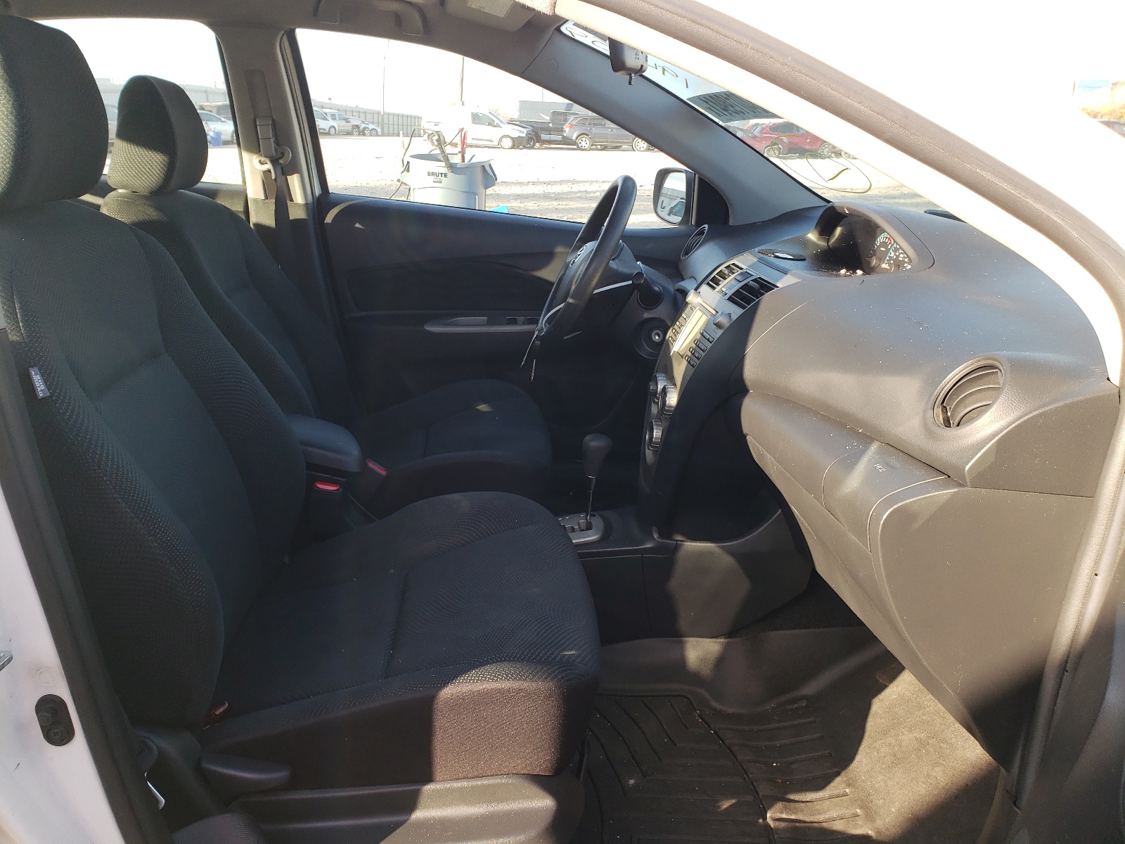 Photo 5 from auction – 2010 TOYOTA YARIS with VIN JTDBT4K36A1362814