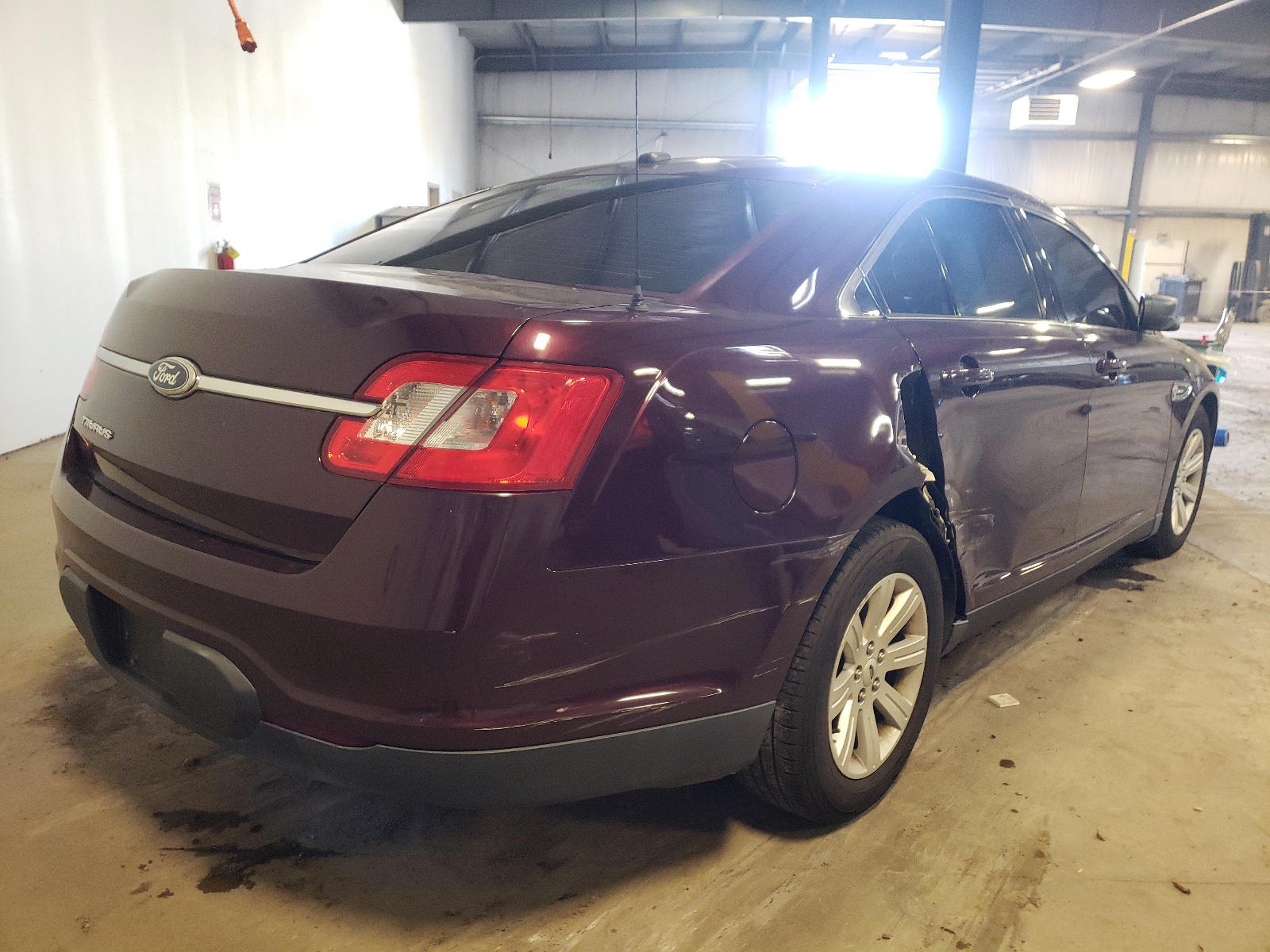 Photo 4 from auction – 2011 FORD TAURUS SE with VIN 1FAHP2DW8BG109802