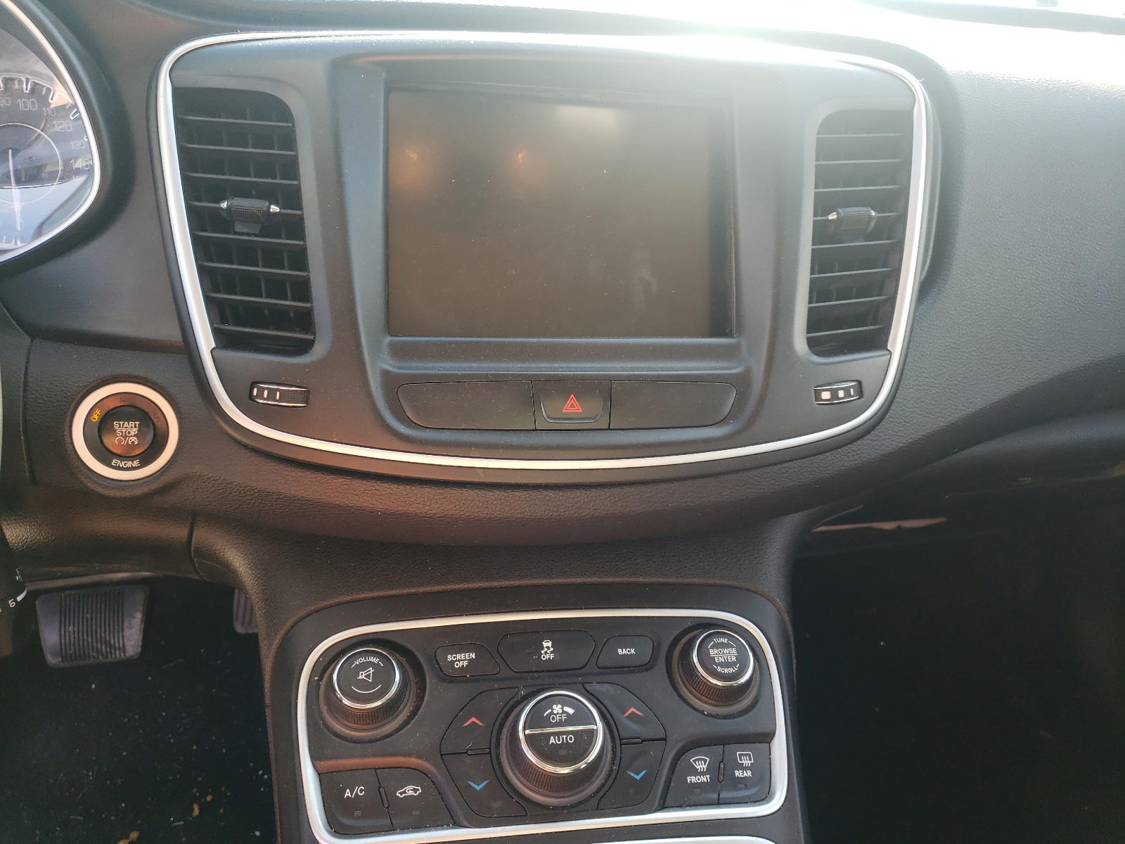 Photo 9 from auction – 2015 CHRYSLER 200 LIMITE with VIN 1C3CCCAB7FN600343