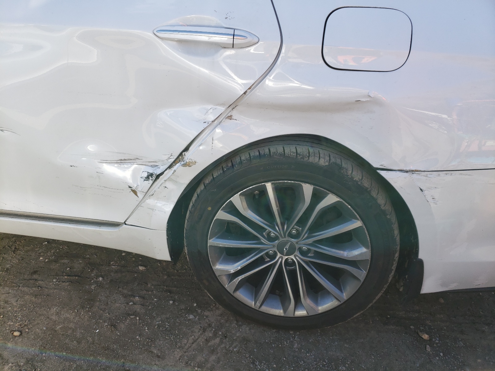 Photo 9 from auction – 2015 HYUNDAI GENESIS 3. with VIN KMHGN4JE6FU084288
