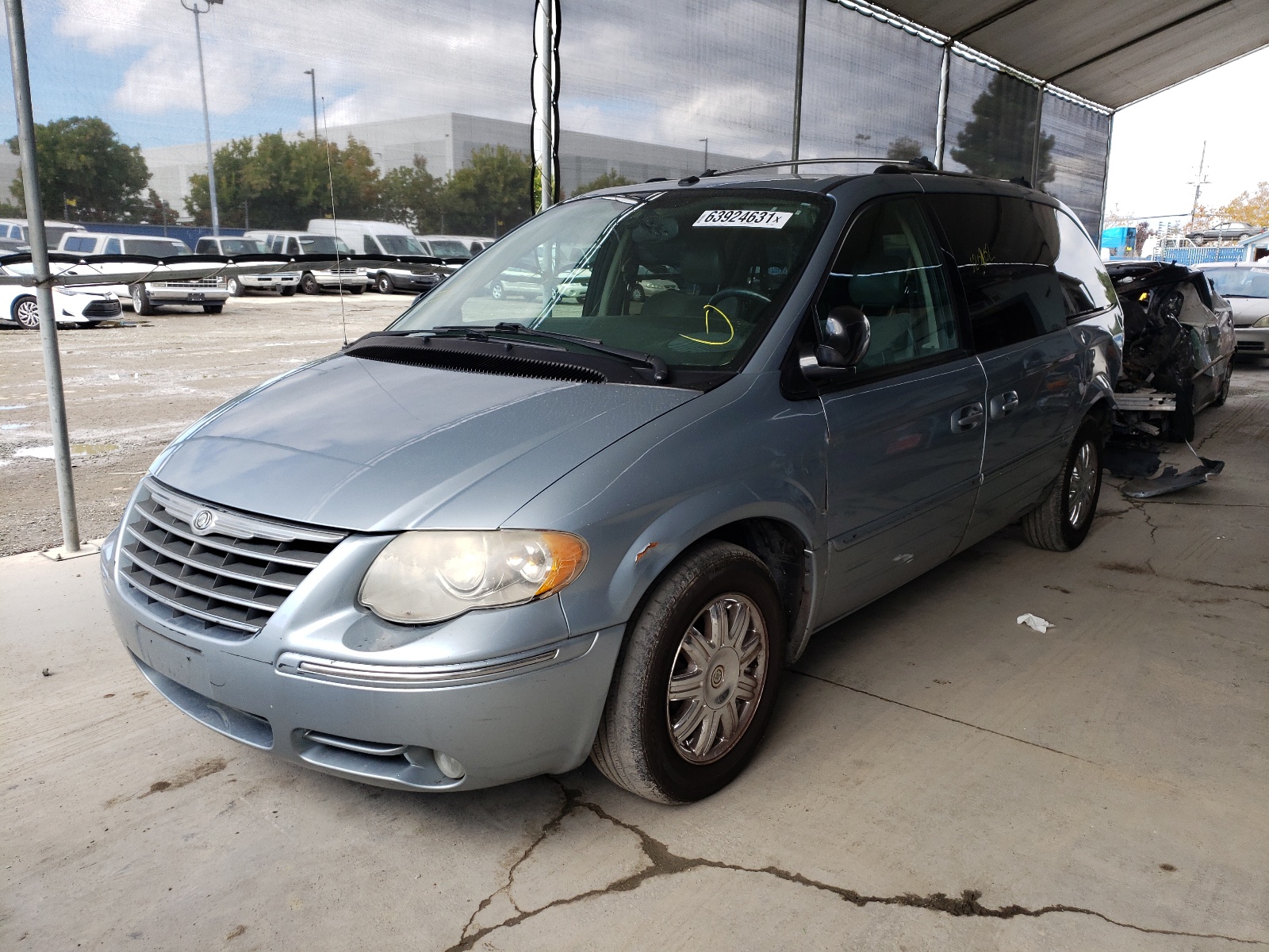 Photo 2 from auction – 2006 CHRYSLER TOWN & COU with VIN 2A8GP64L66R716362