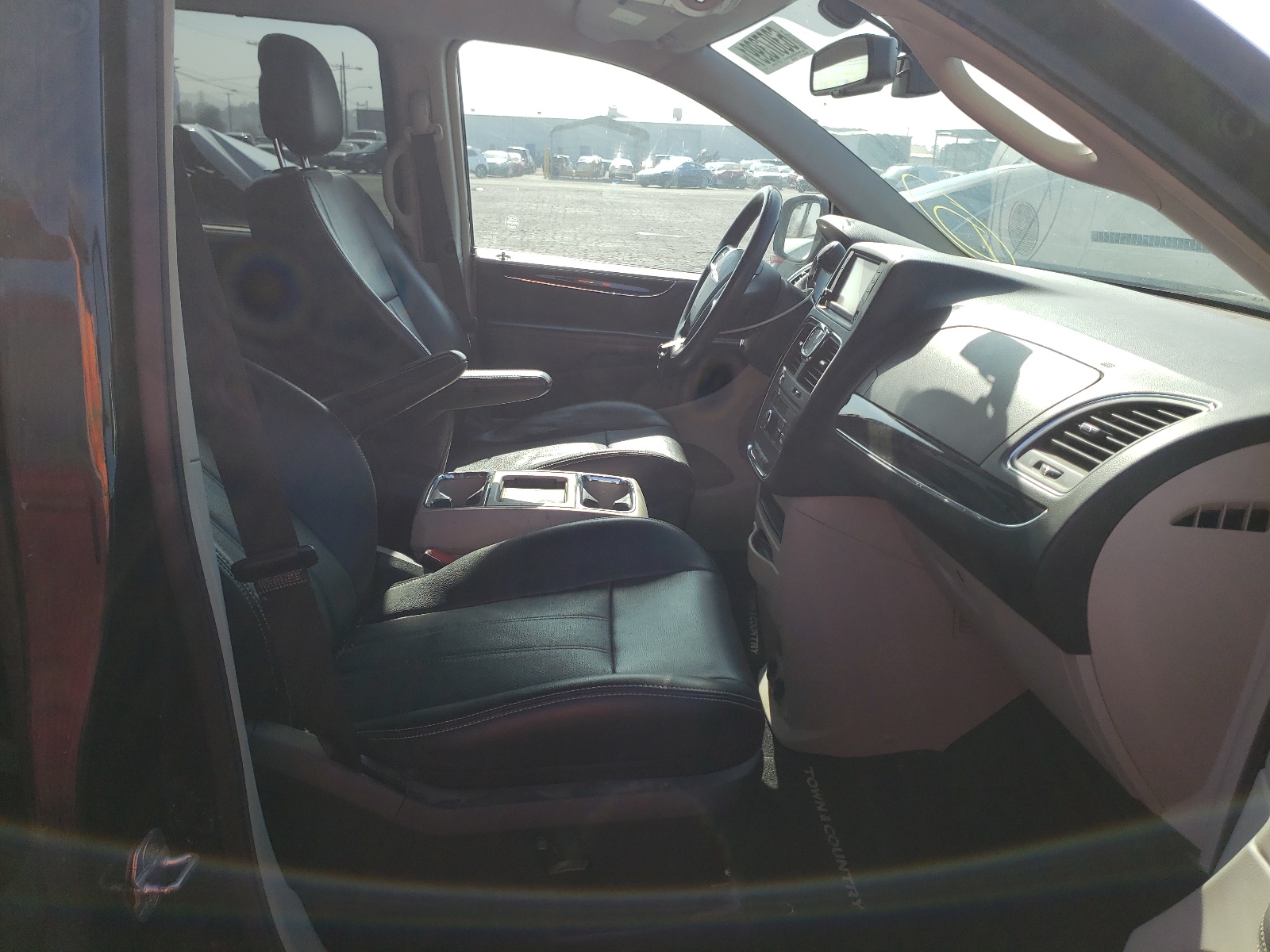 Photo 5 from auction – 2012 CHRYSLER TOWN & COU with VIN 2C4RC1CG3CR376750