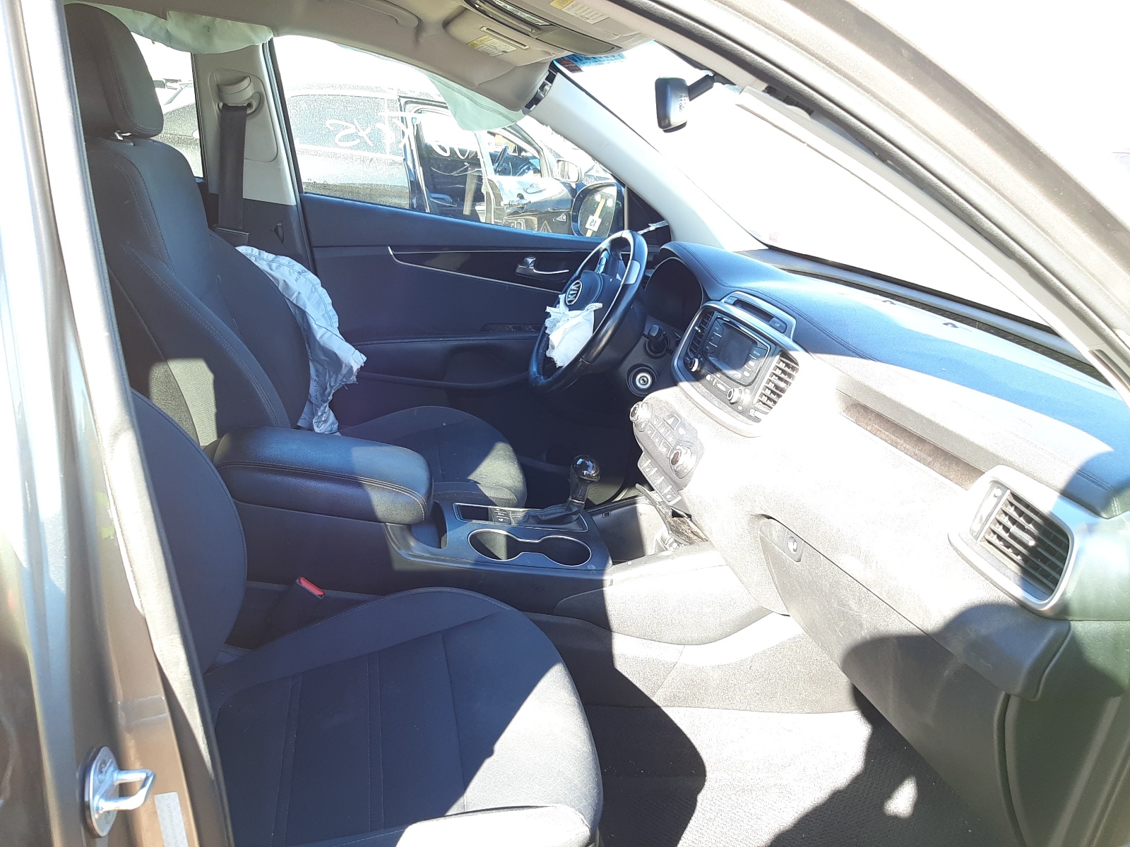 Photo 5 from auction – 2016 KIA SORENTO LX with VIN 5XYPGDA31GG057628