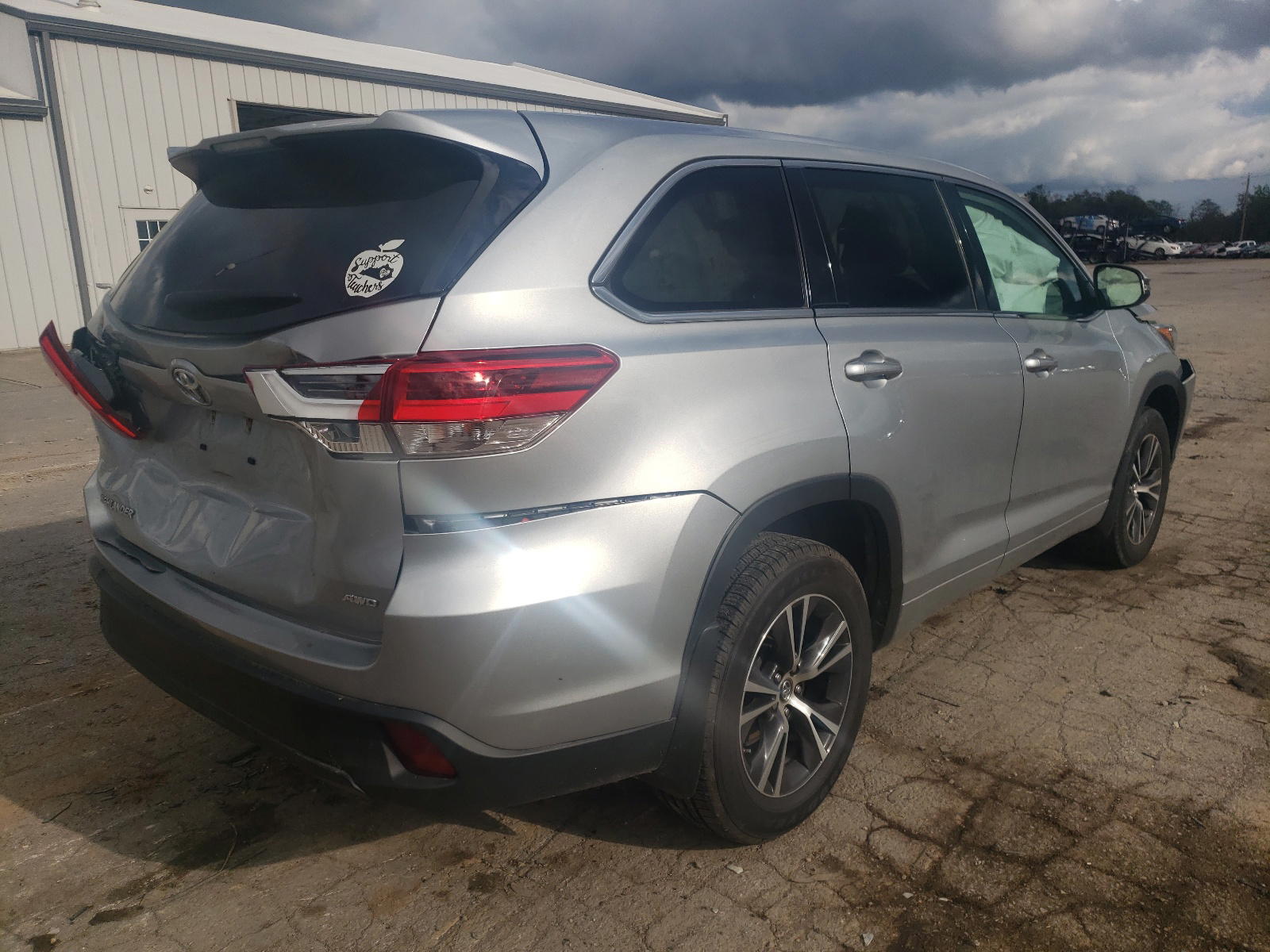 Photo 4 from auction – 2017 TOYOTA HIGHLANDER with VIN 5TDBZRFH5HS427814