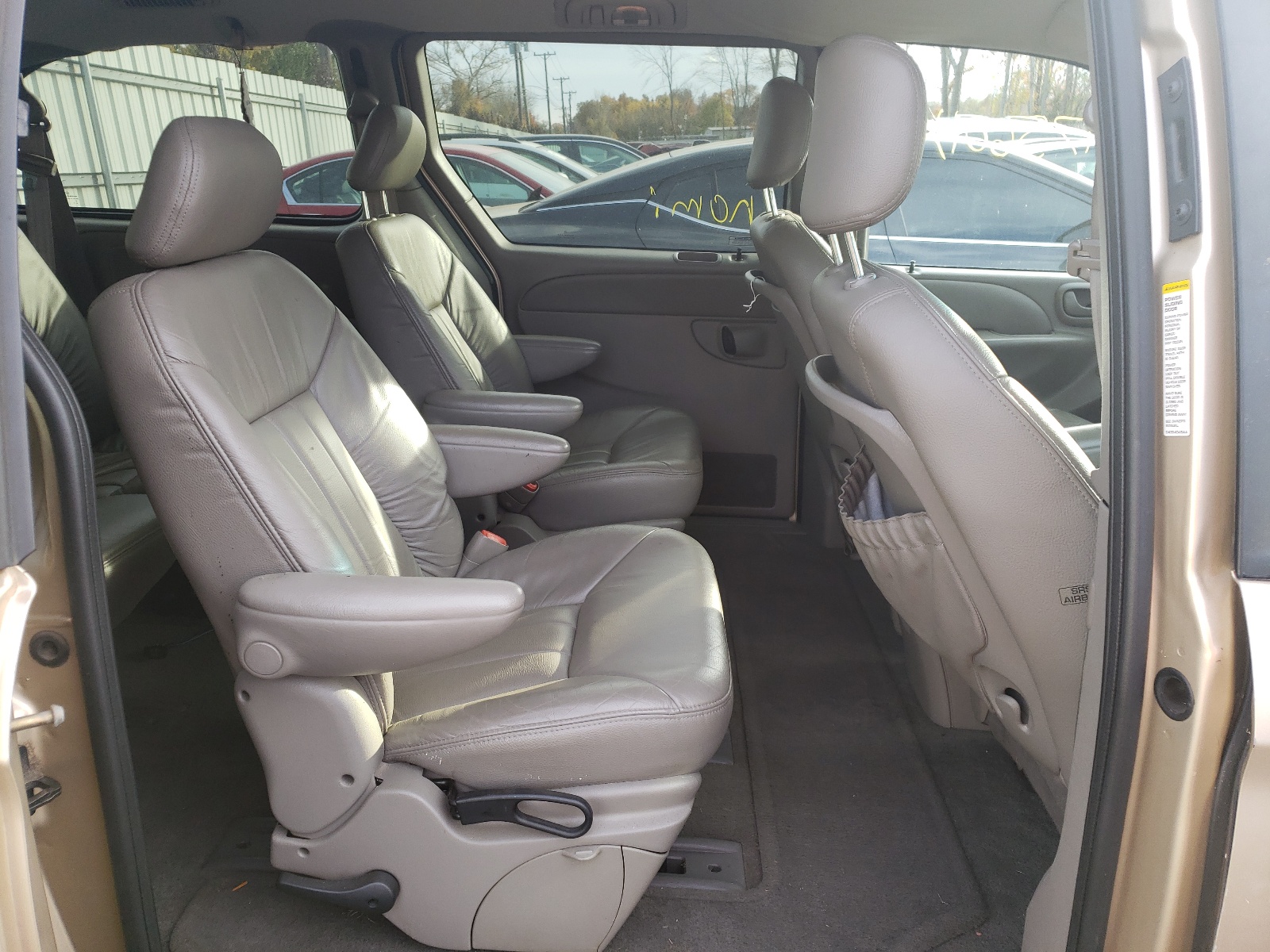 Photo 6 from auction – 2001 CHRYSLER TOWN AND C with VIN 2C8GP54L61R305066