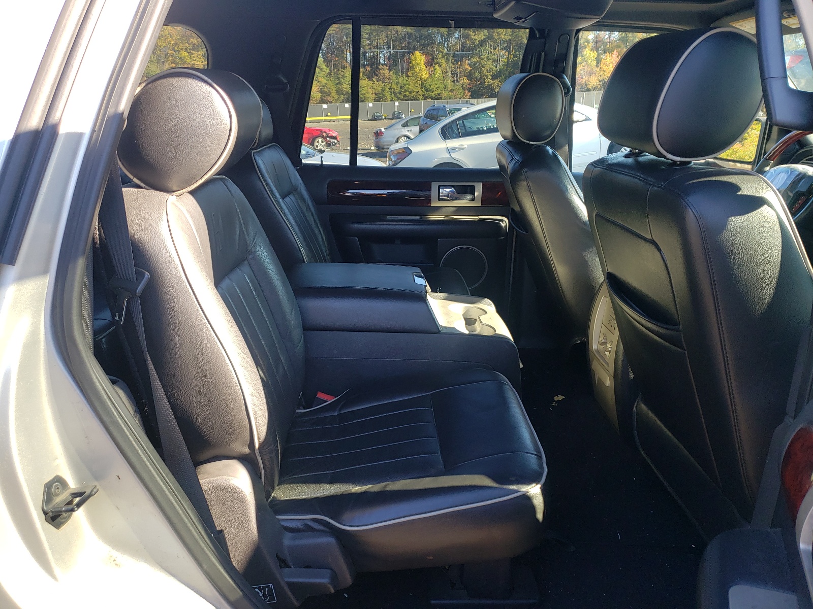 Photo 6 from auction – 2006 LINCOLN NAVIGATOR with VIN 5LMFU27576LJ12161