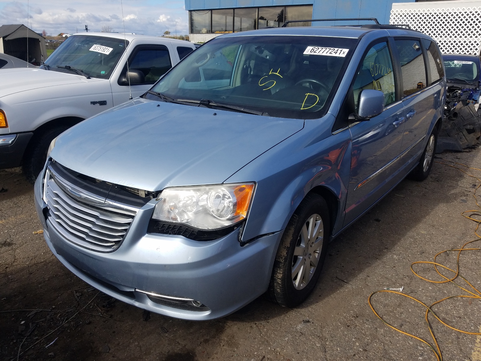 Photo 2 from auction – 2013 CHRYSLER TOWN & COU with VIN 2C4RC1BG5DR777672