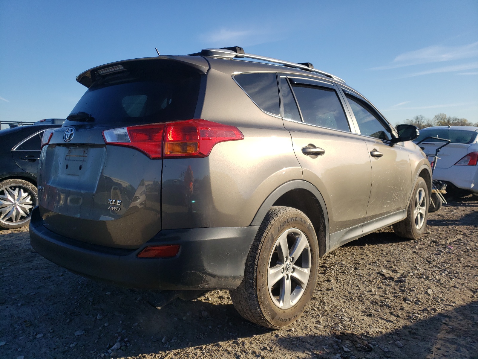 Photo 4 from auction – 2015 TOYOTA RAV4 XLE with VIN JTMRFREVXFD148205