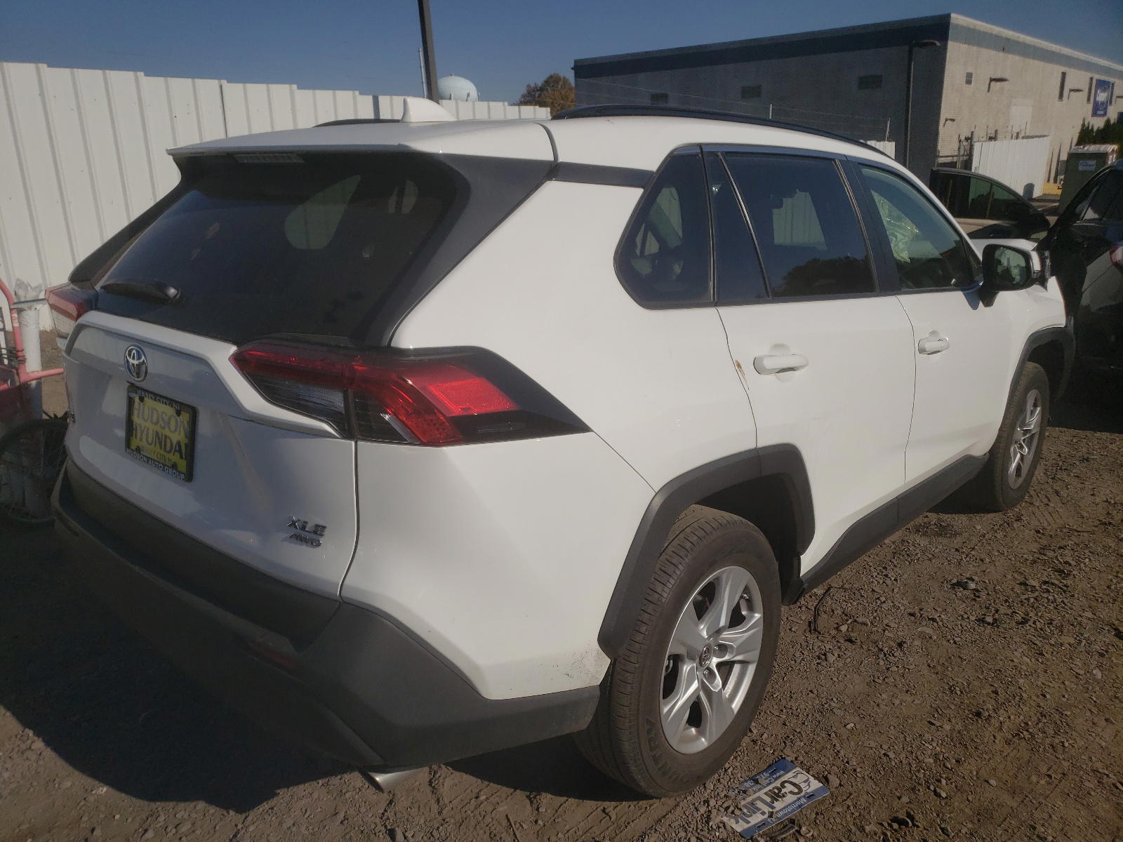 Photo 4 from auction – 2019 TOYOTA RAV4 XLE with VIN JTMP1RFV0KD016164
