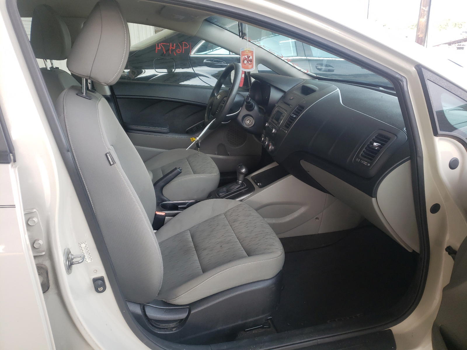 Photo 5 from auction – 2015 KIA FORTE LX with VIN KNAFK4A68F5409547