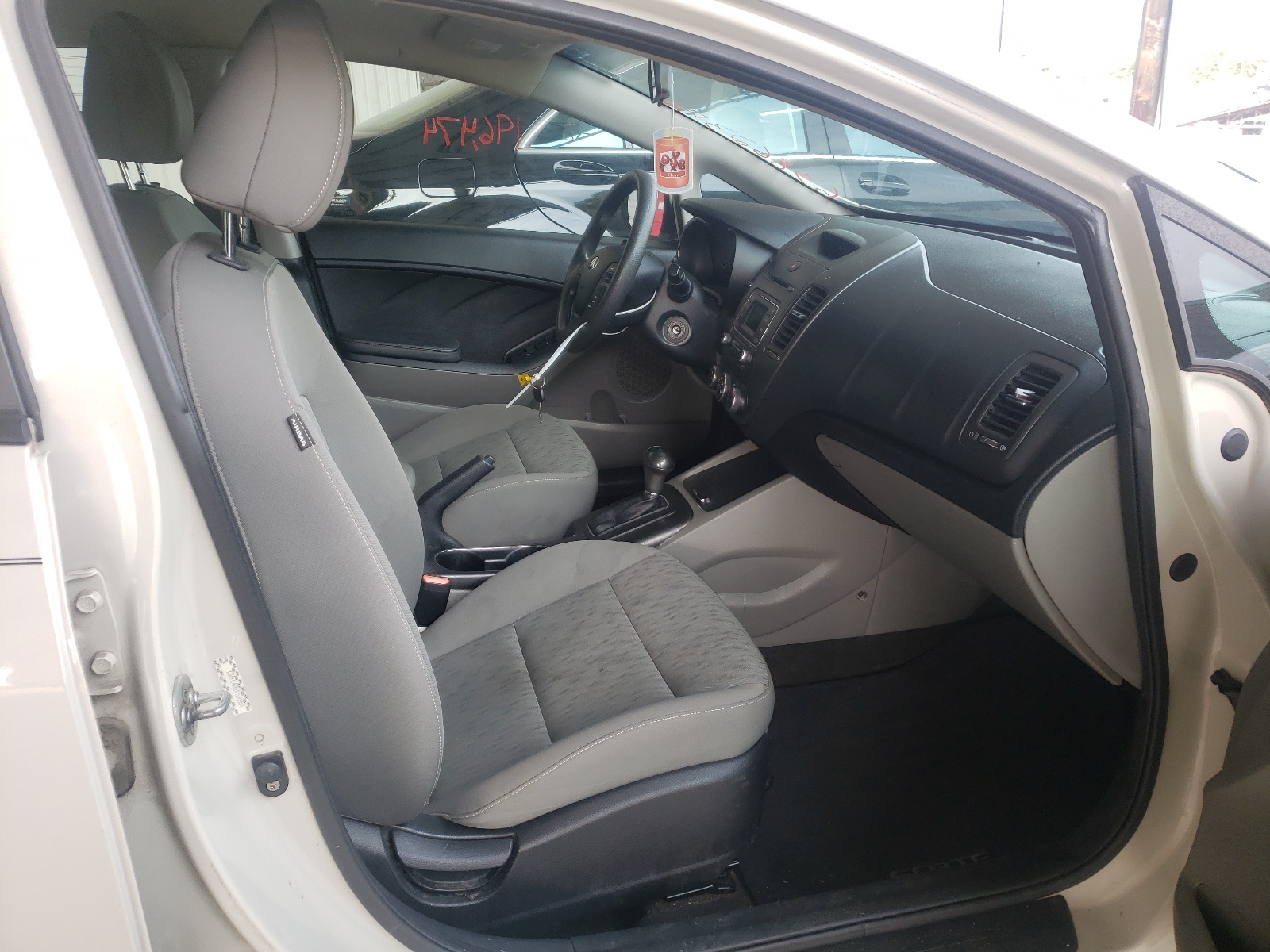 Zdjęcie 5 z aukcji – 2015 KIA FORTE LX z VIN KNAFK4A68F5409547