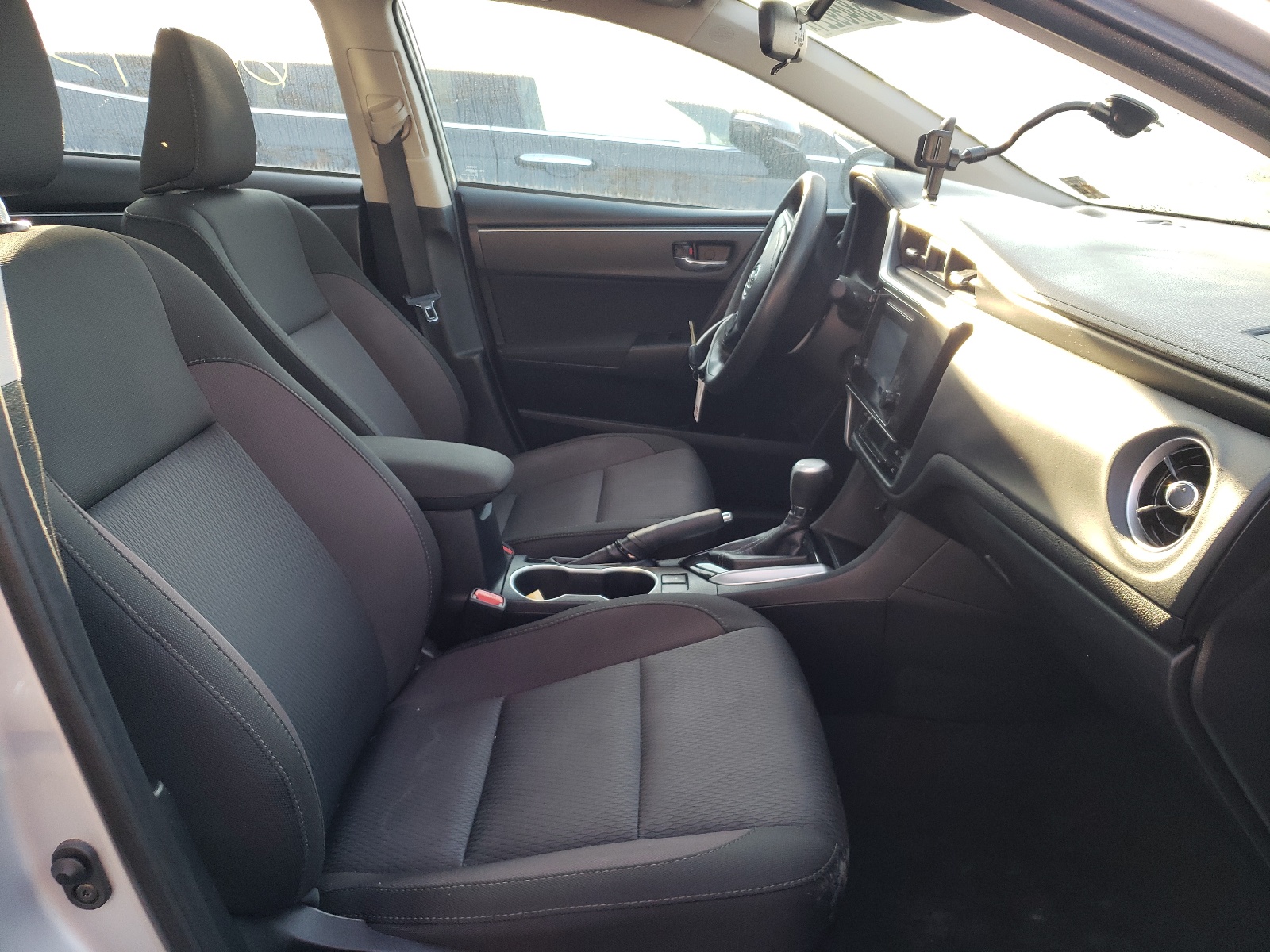 Photo 5 from auction – 2018 TOYOTA COROLLA L with VIN 2T1BURHE6JC104503