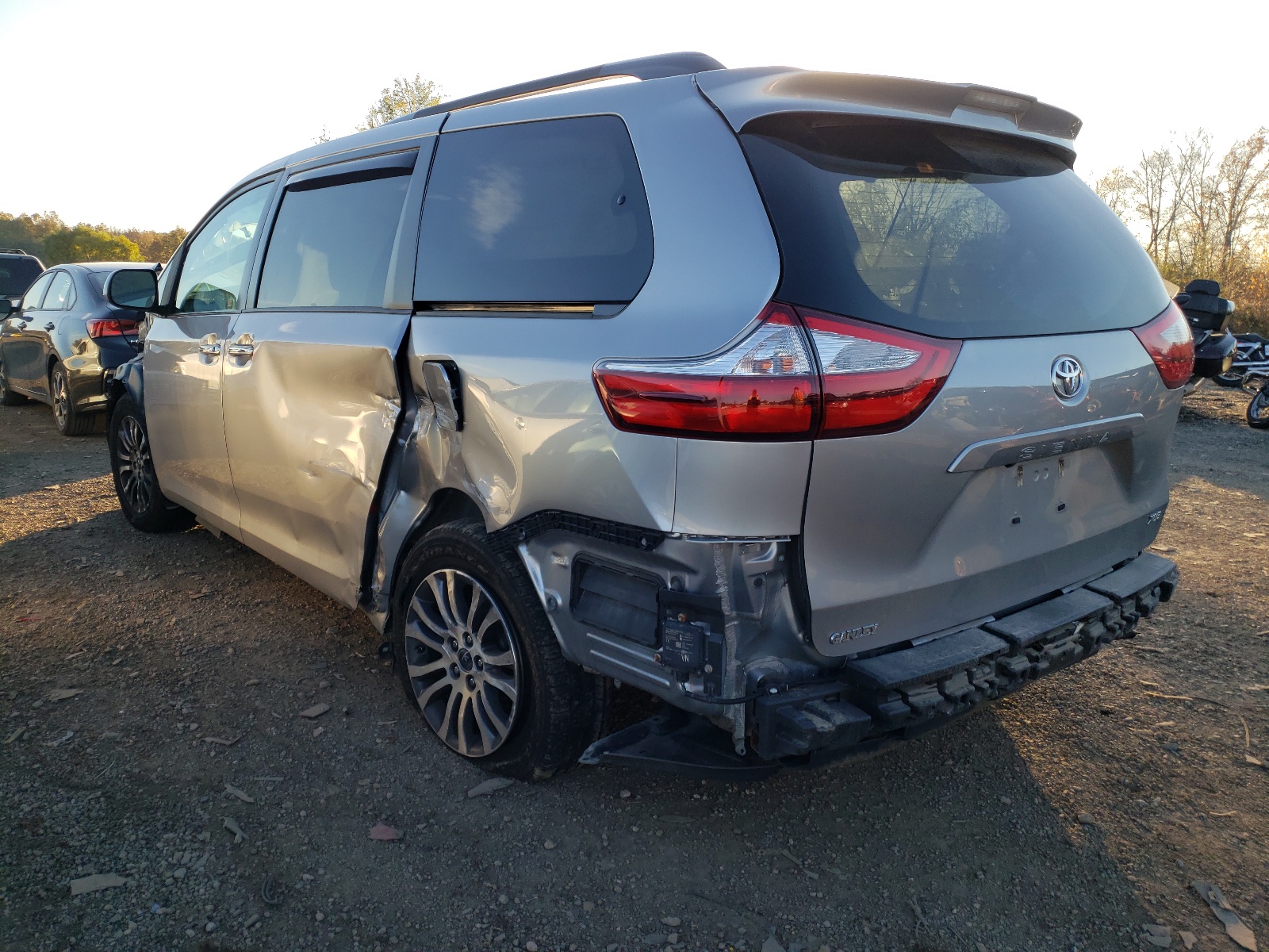 Photo 3 from auction – 2018 TOYOTA SIENNA XLE with VIN 5TDYZ3DC0JS918800