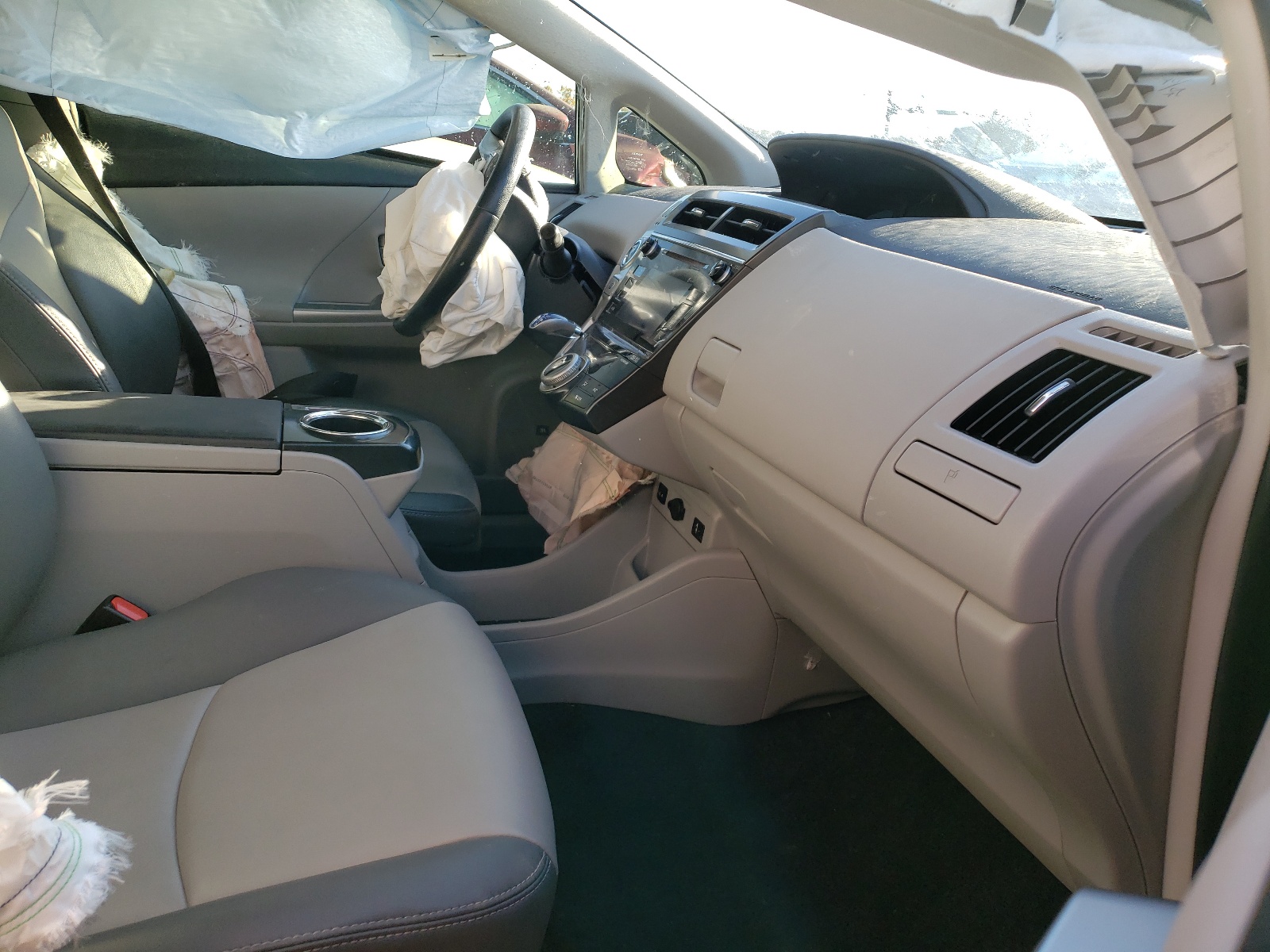 Photo 5 from auction – 2015 TOYOTA PRIUS V with VIN JTDZN3EU2FJ022347