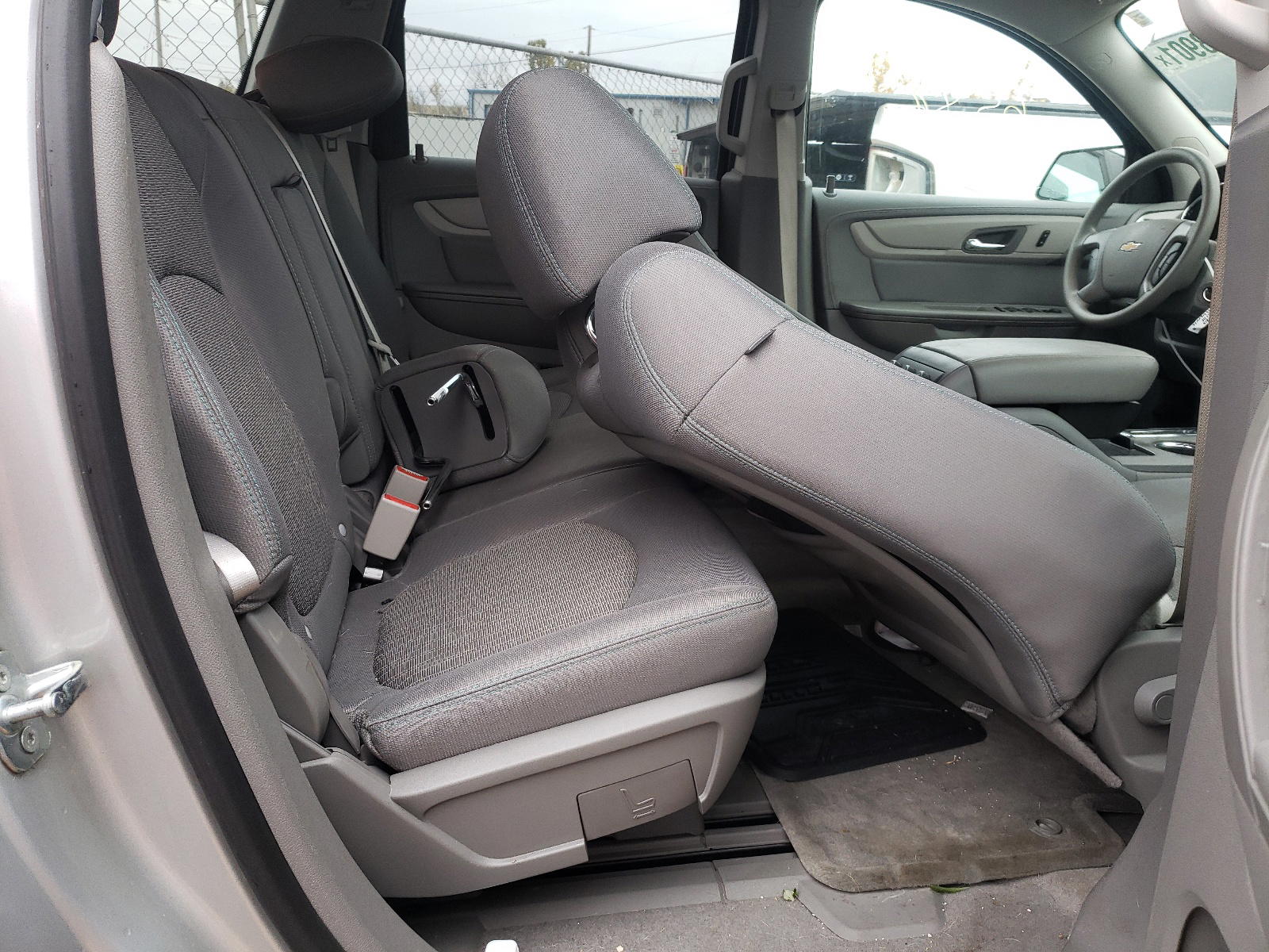Photo 6 from auction – 2017 CHEVROLET TRAVERSE L with VIN 1GNKRFED3HJ348210