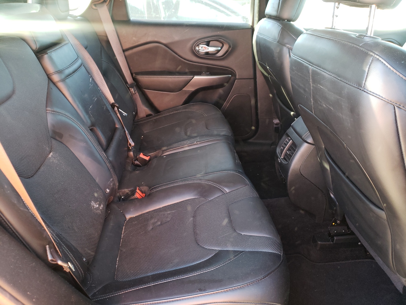 Photo 6 from auction – 2019 JEEP CHEROKEE L with VIN 1C4PJMDXXKD102377