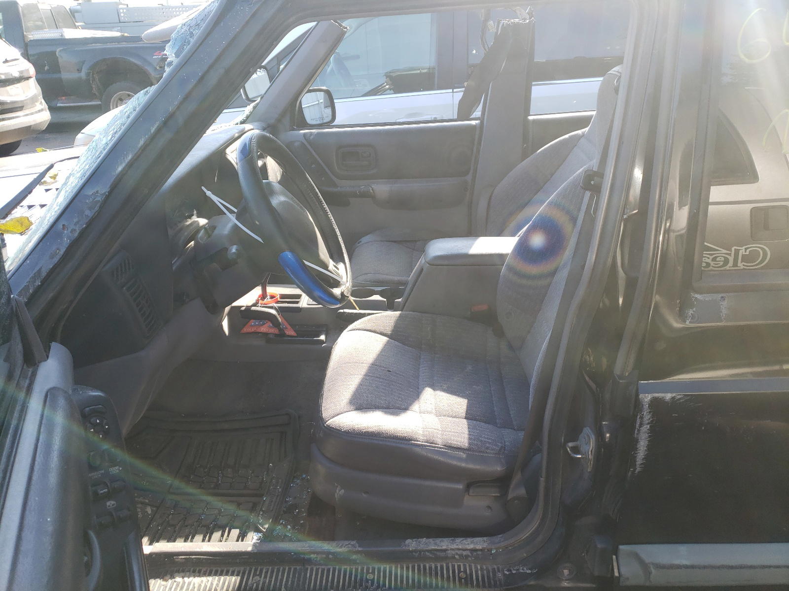 Photo 5 from auction – 1998 JEEP CHEROKEE with VIN 1J4FJ68S6WL203556